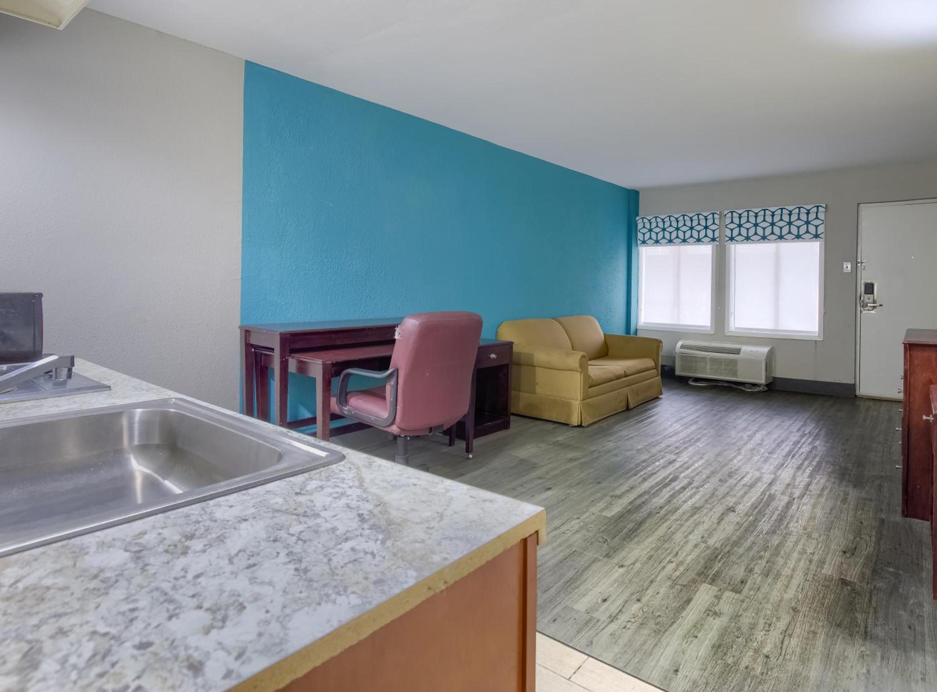 Days Inn by Wyndham Mobile I-65 photo 30