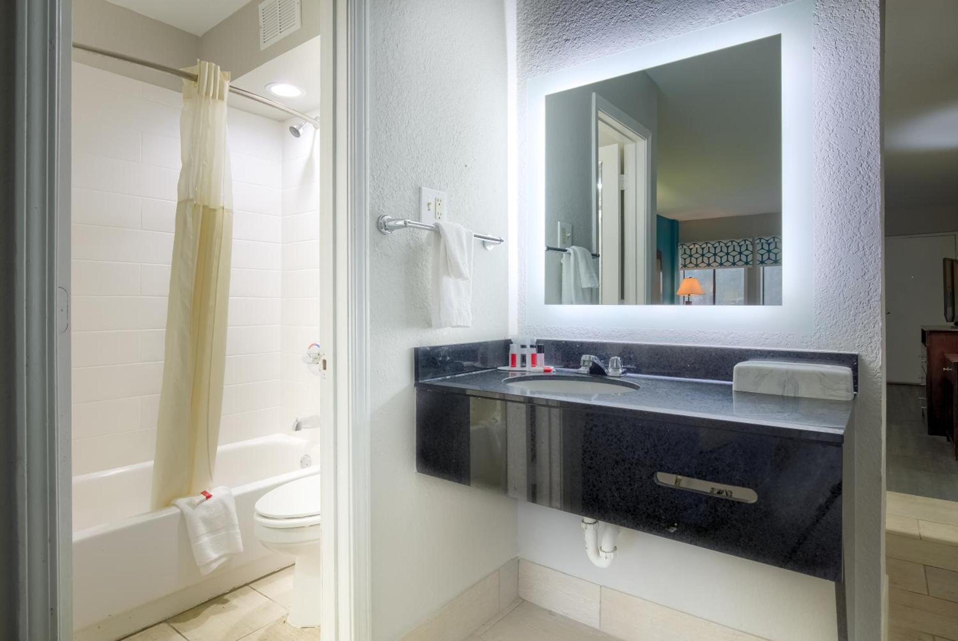 Days Inn by Wyndham Mobile I-65 photo 48