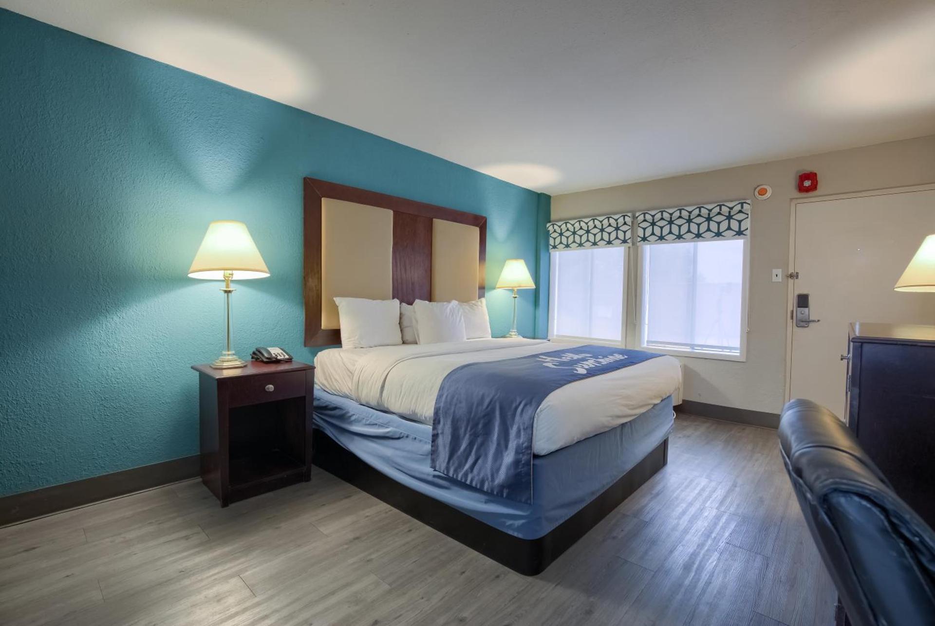 Days Inn by Wyndham Mobile I-65 photo 31