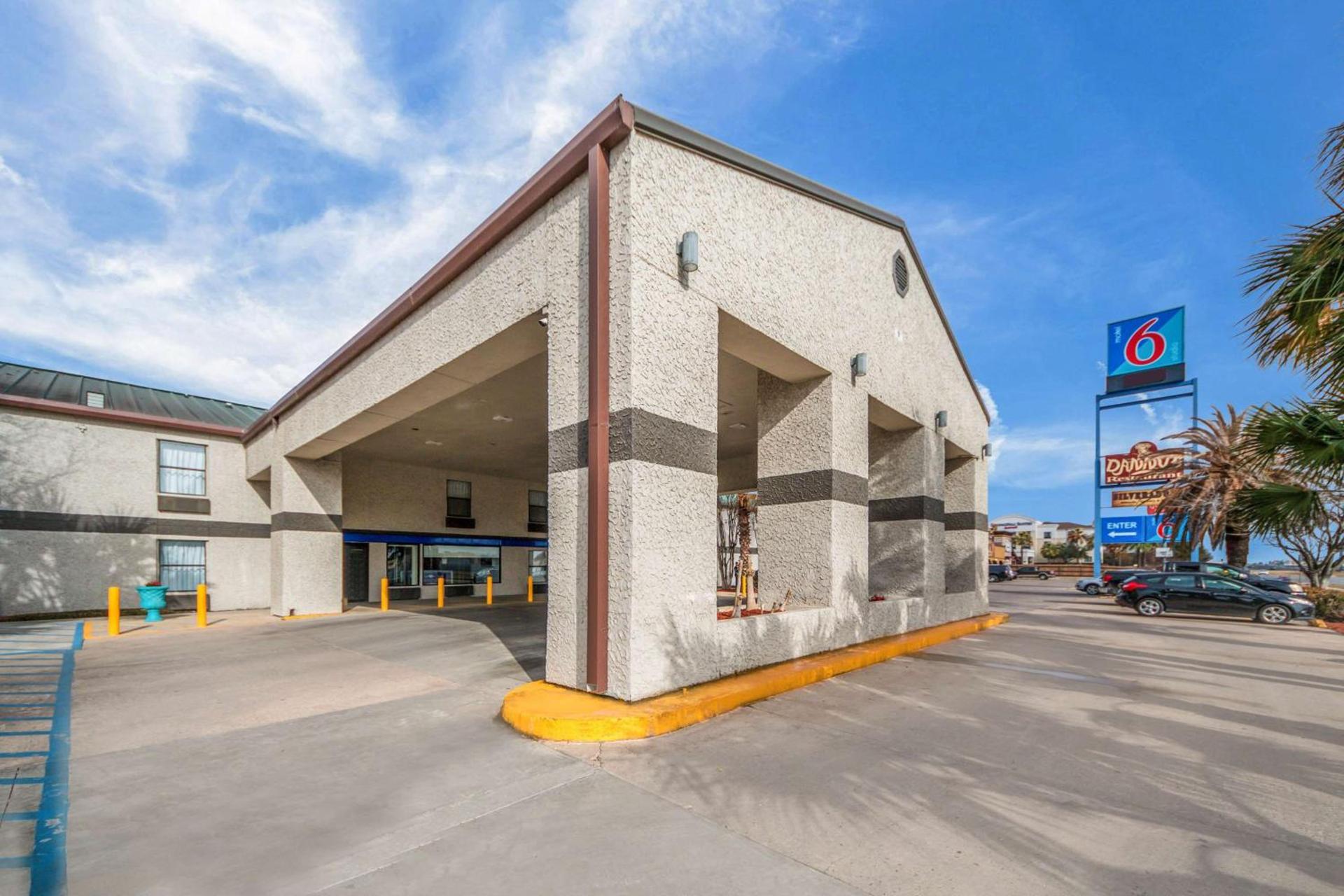 Motel 6-Laredo, TX - North I-35 photo 1