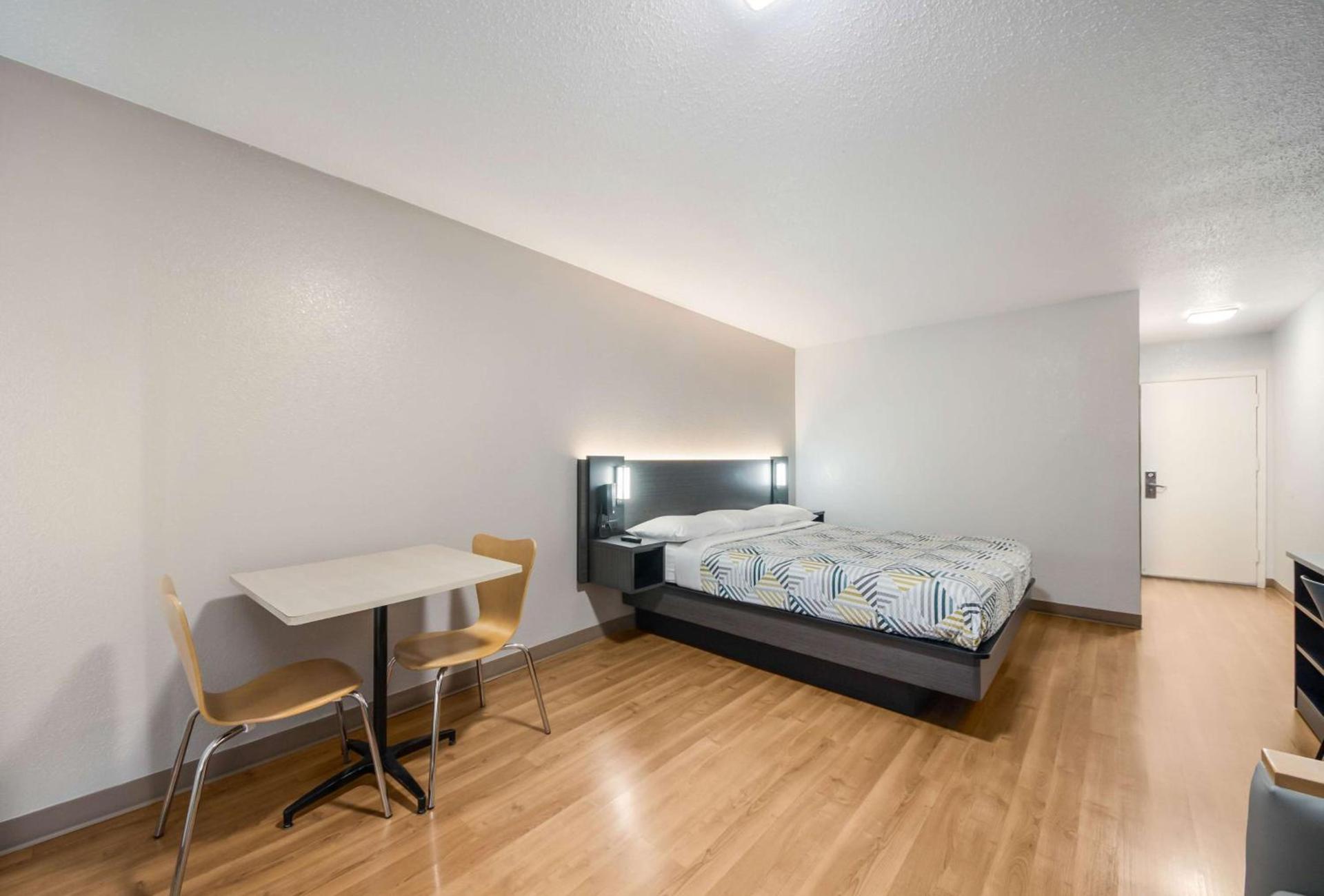Motel 6-Laredo, TX - North I-35 photo 7