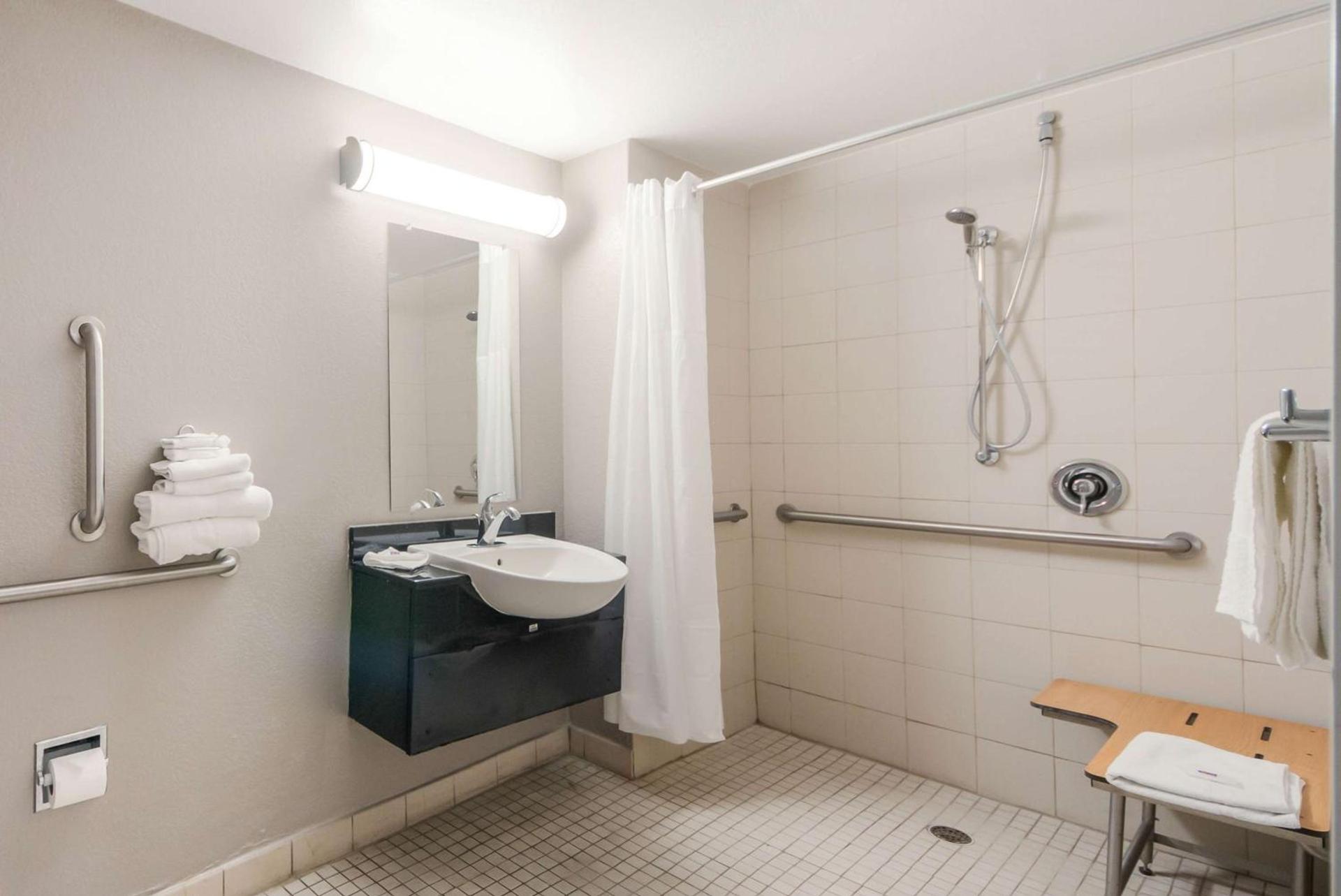 Motel 6-Laredo, TX - North I-35 photo 21