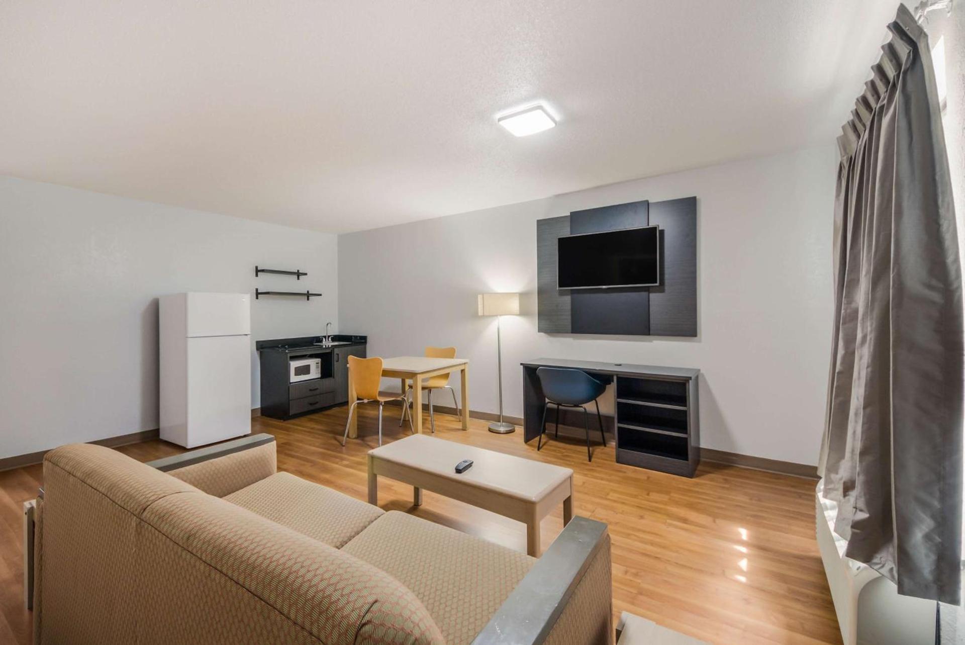 Studio 6 Laredo, Tx - North I-35 photo 15