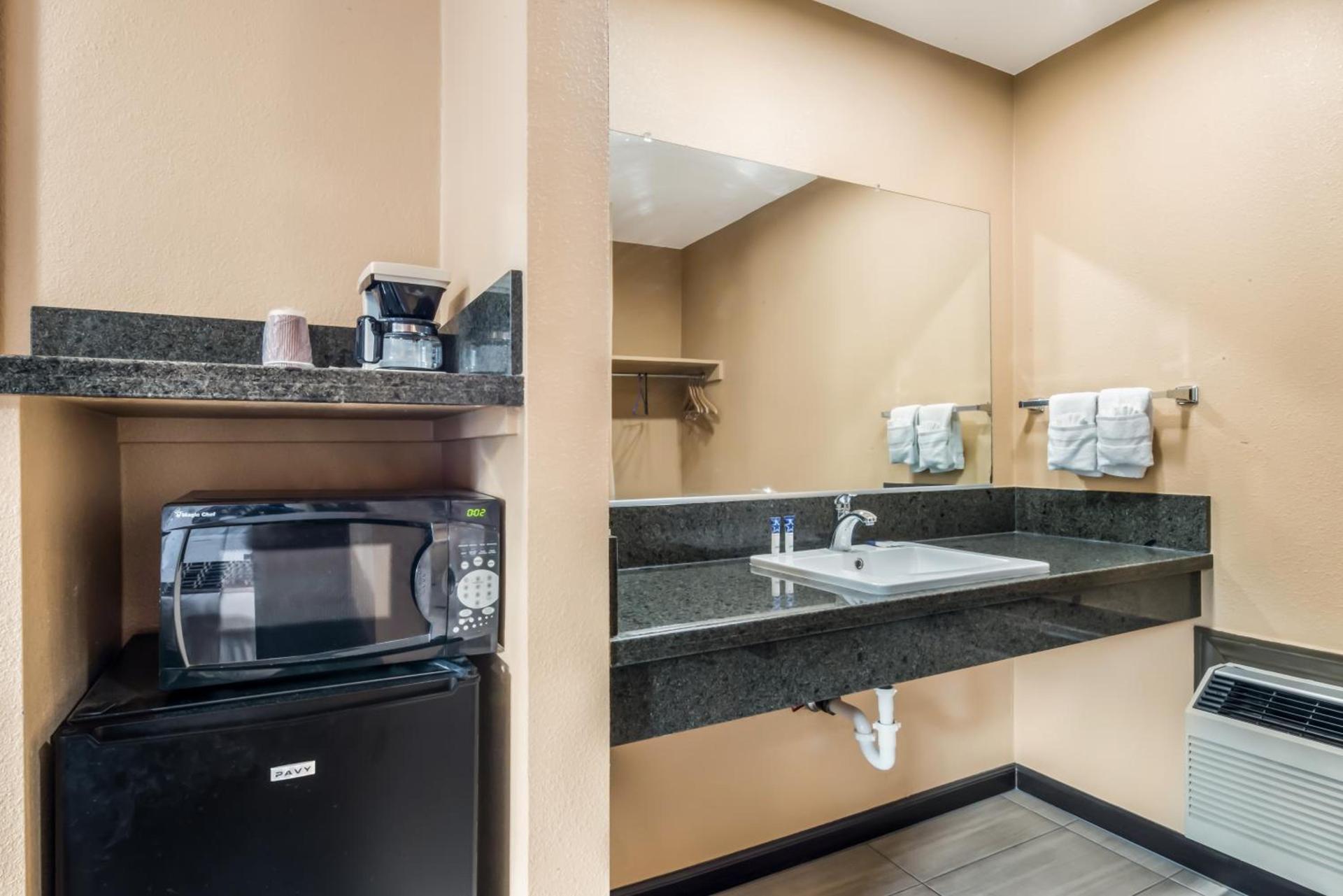 Americas Best Value Inn - Ukiah photo 13