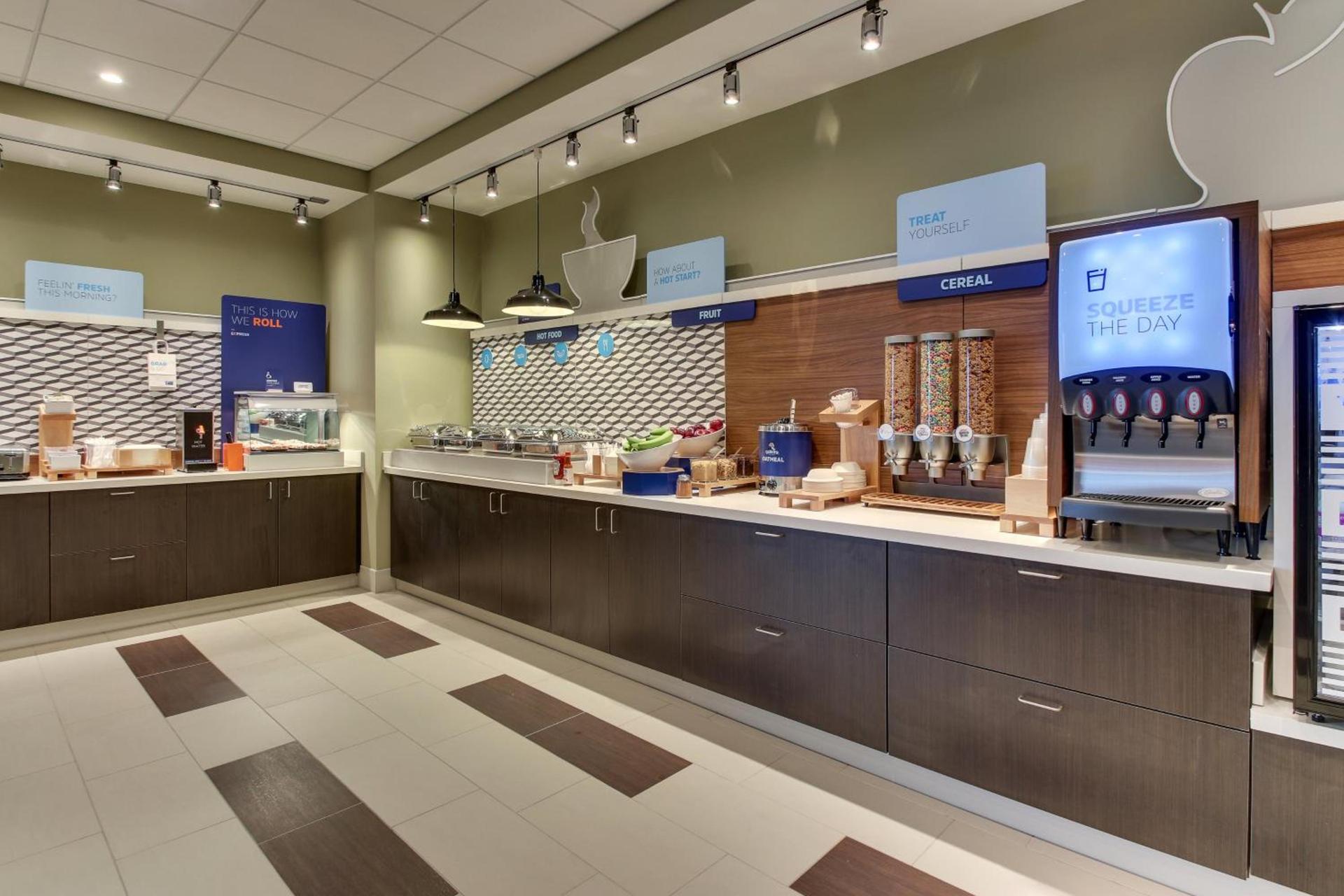 Holiday Inn Express & Suites - Nashville MetroCenter Downtown by IHG photo 77