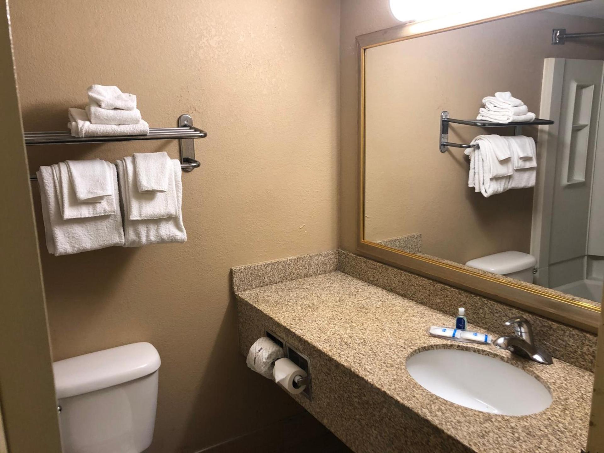 Rodeway Inn Joint Base Andrews Area photo 15