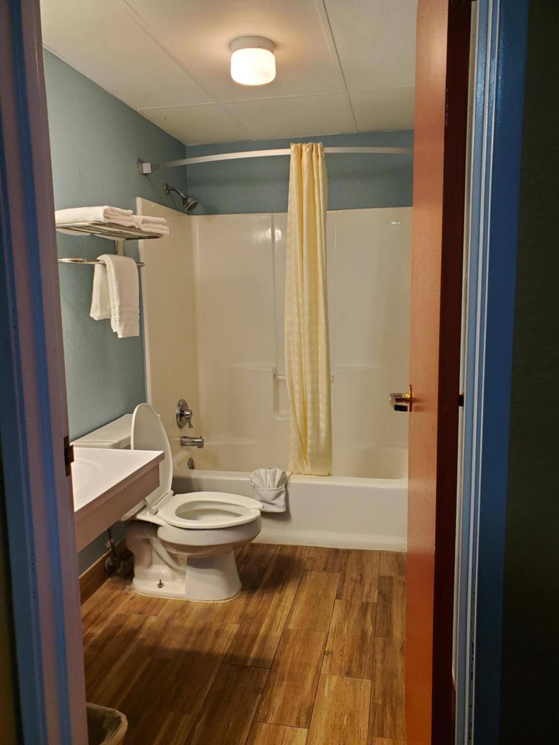 Super 8 by Wyndham Henderson North East Denver photo 18