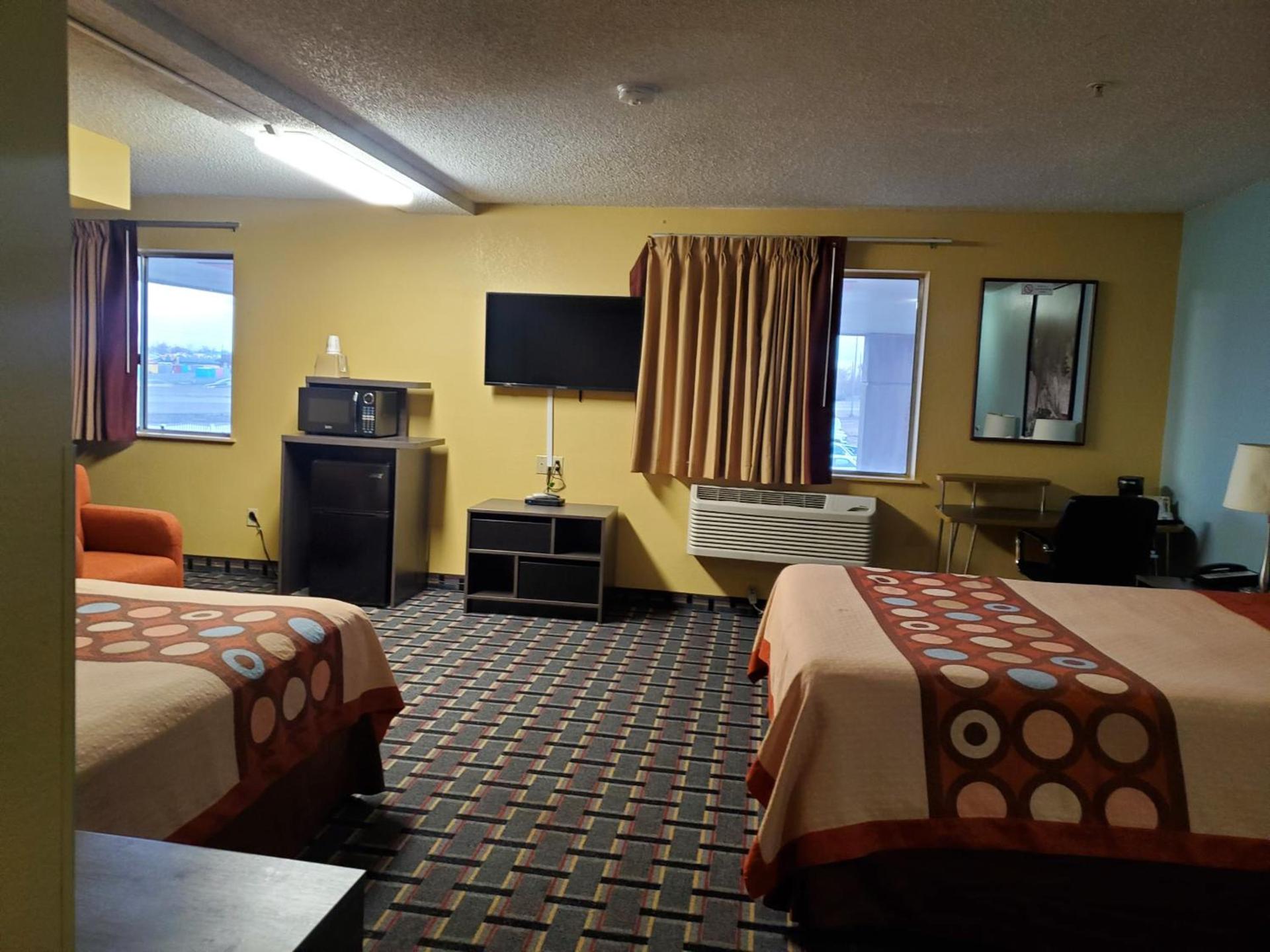Super 8 by Wyndham Henderson North East Denver photo 17