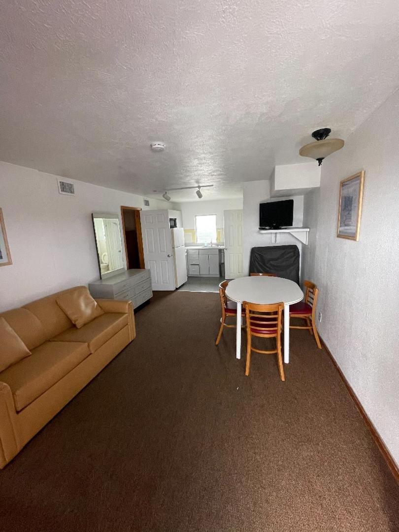 Pink Champagne Motel photo 10