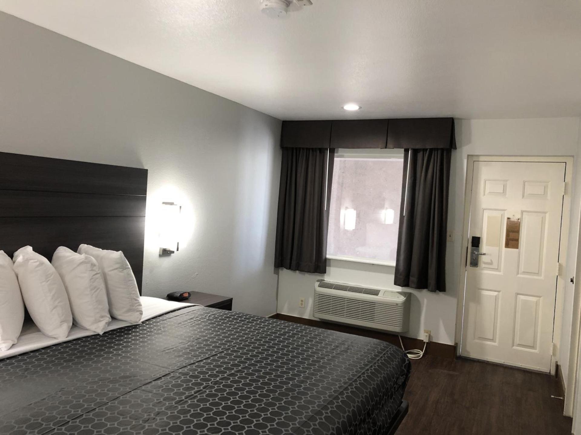 Americas Best Value Inn & Suites San Antonio Arena District photo 2