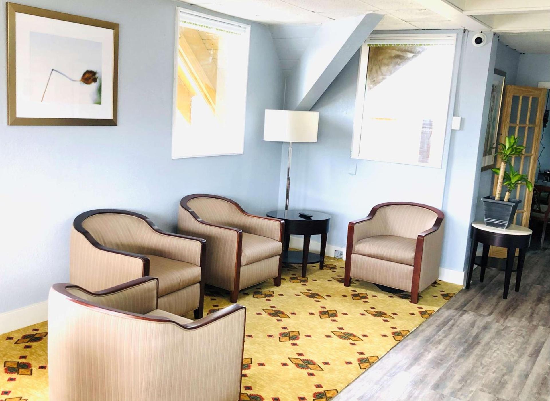 Econo Lodge Montgomery South I-65 photo 6