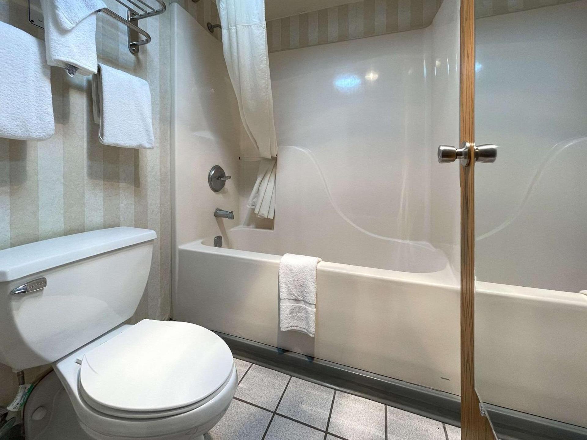Quality Inn & Suites Gibsonia - Pittsburgh North photo 41