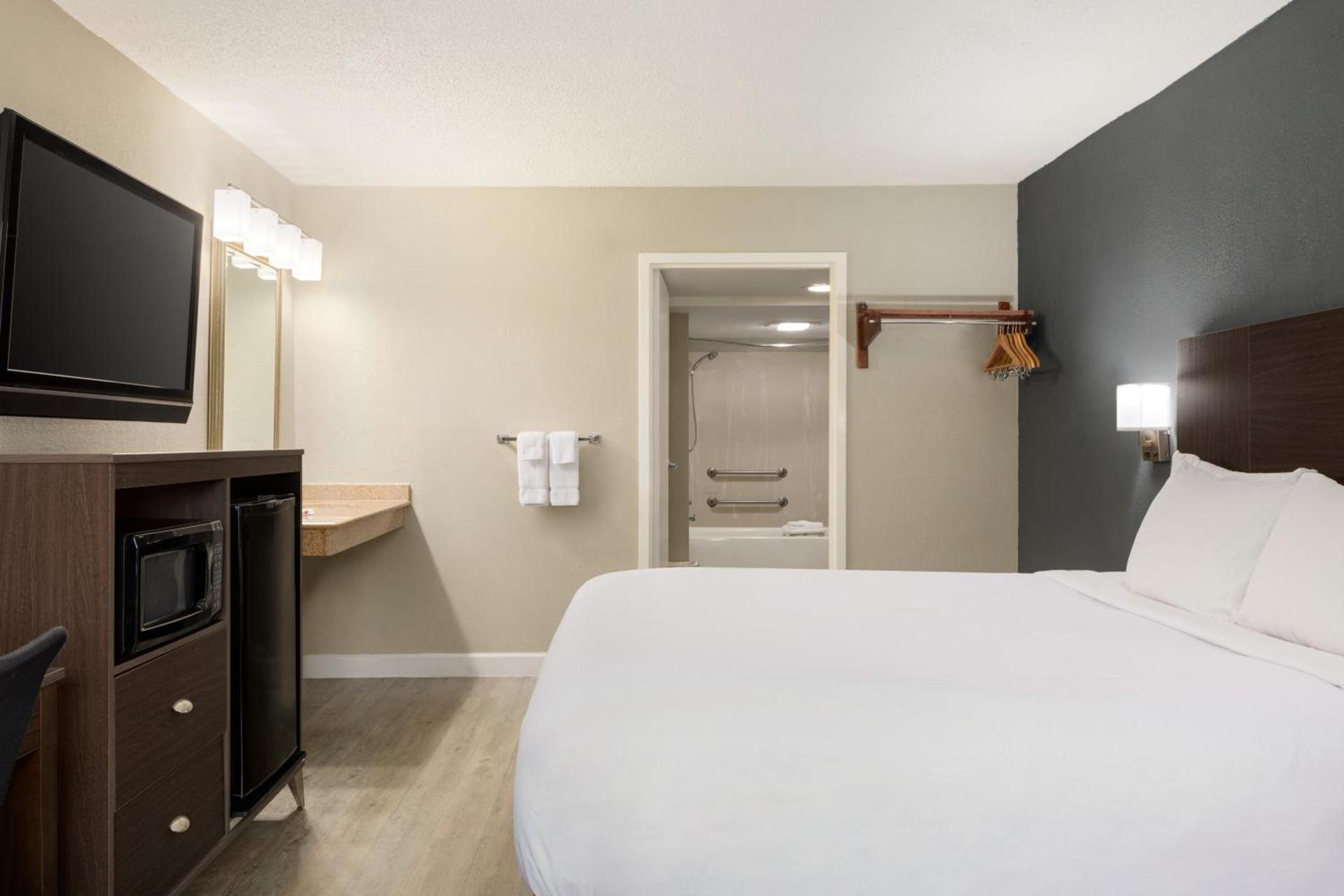 Baymont by Wyndham Wilmington photo 4