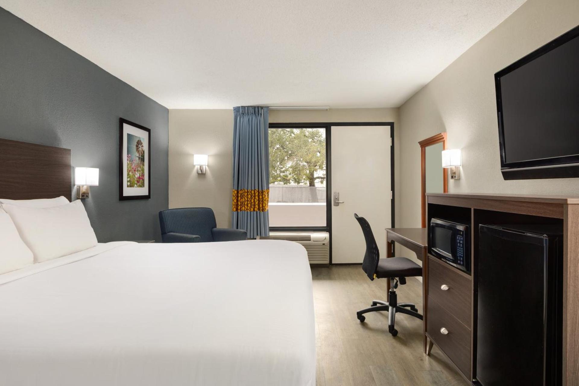 Baymont by Wyndham Wilmington photo 7