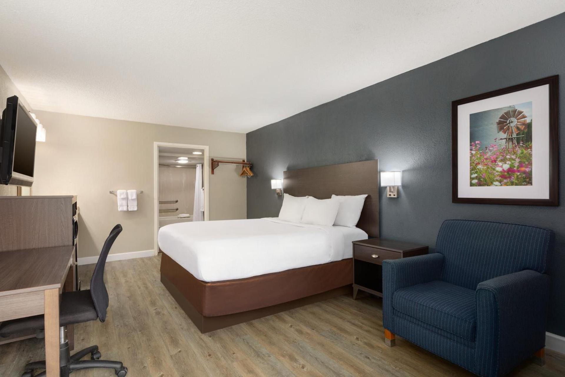 Baymont by Wyndham Wilmington photo 9