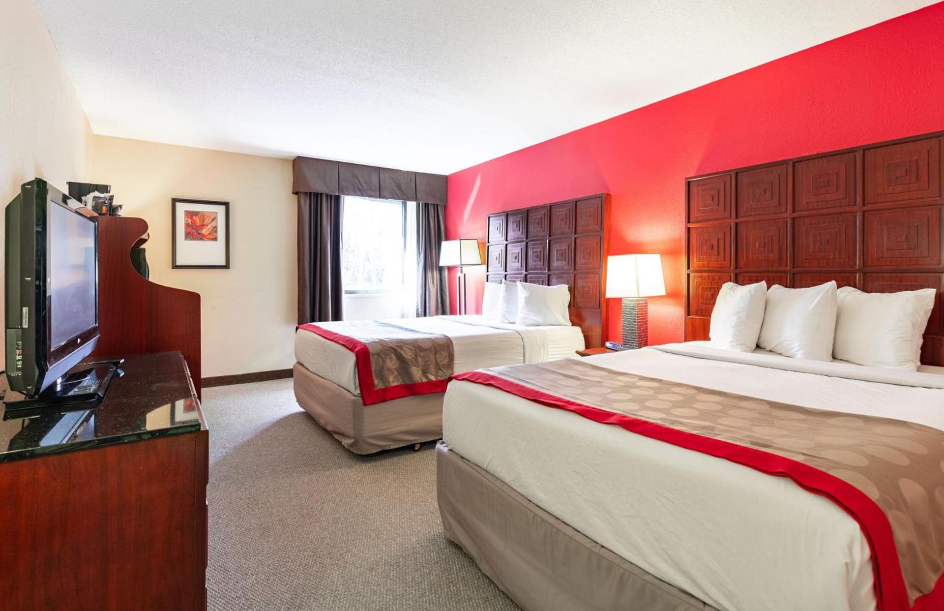 Ramada by Wyndham Columbus North photo 21