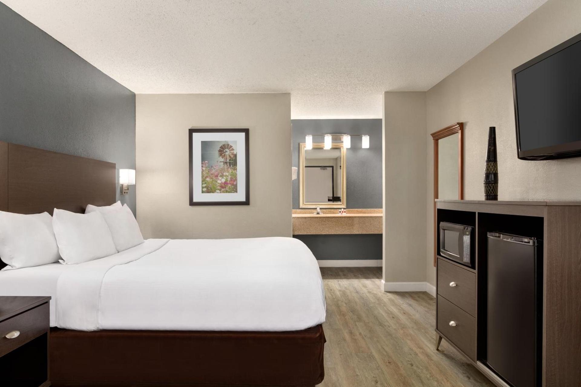 Baymont by Wyndham Wilmington photo 12