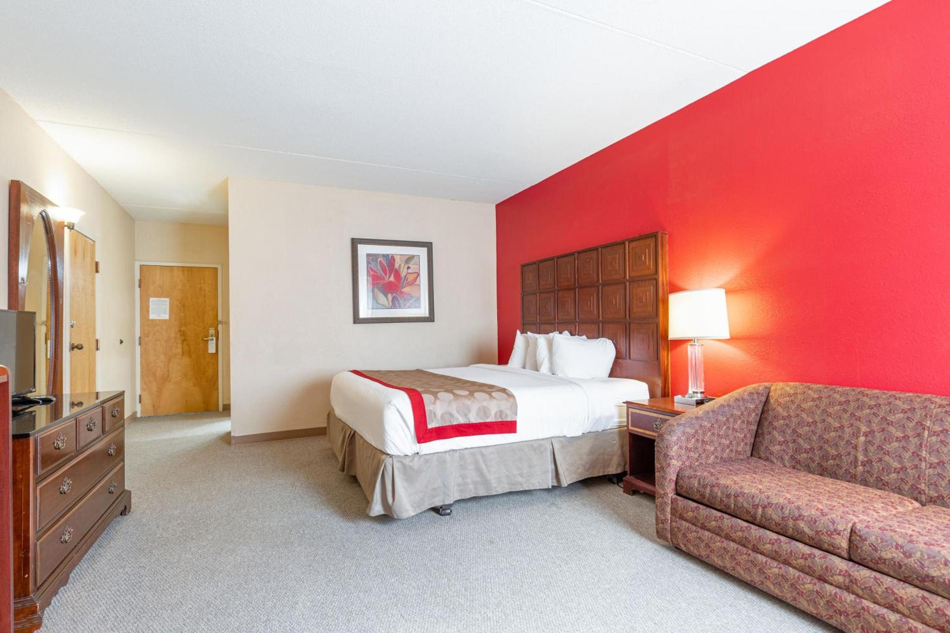 Ramada by Wyndham Columbus North photo 32