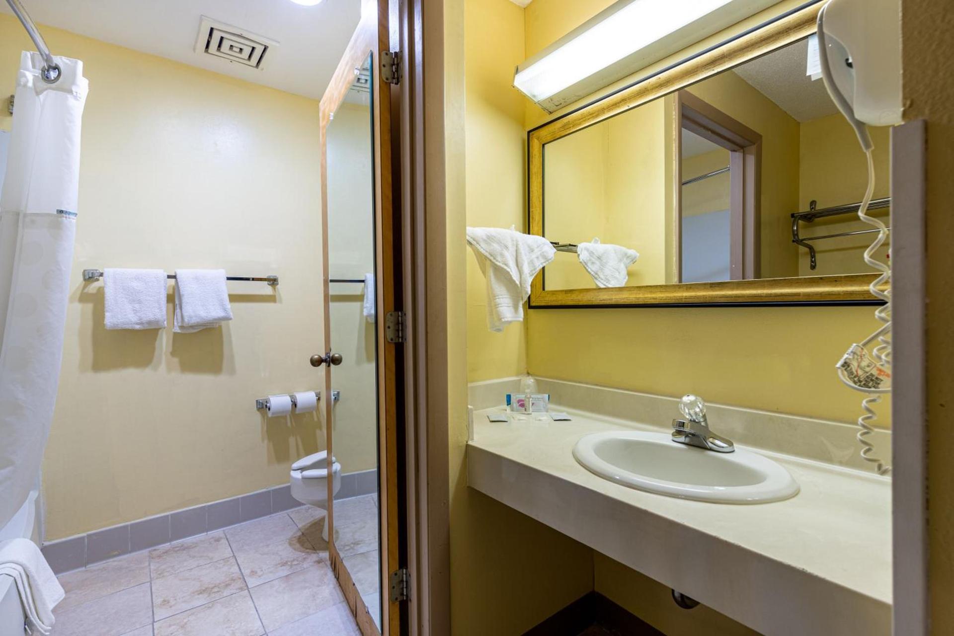 Ramada by Wyndham Columbus North photo 33