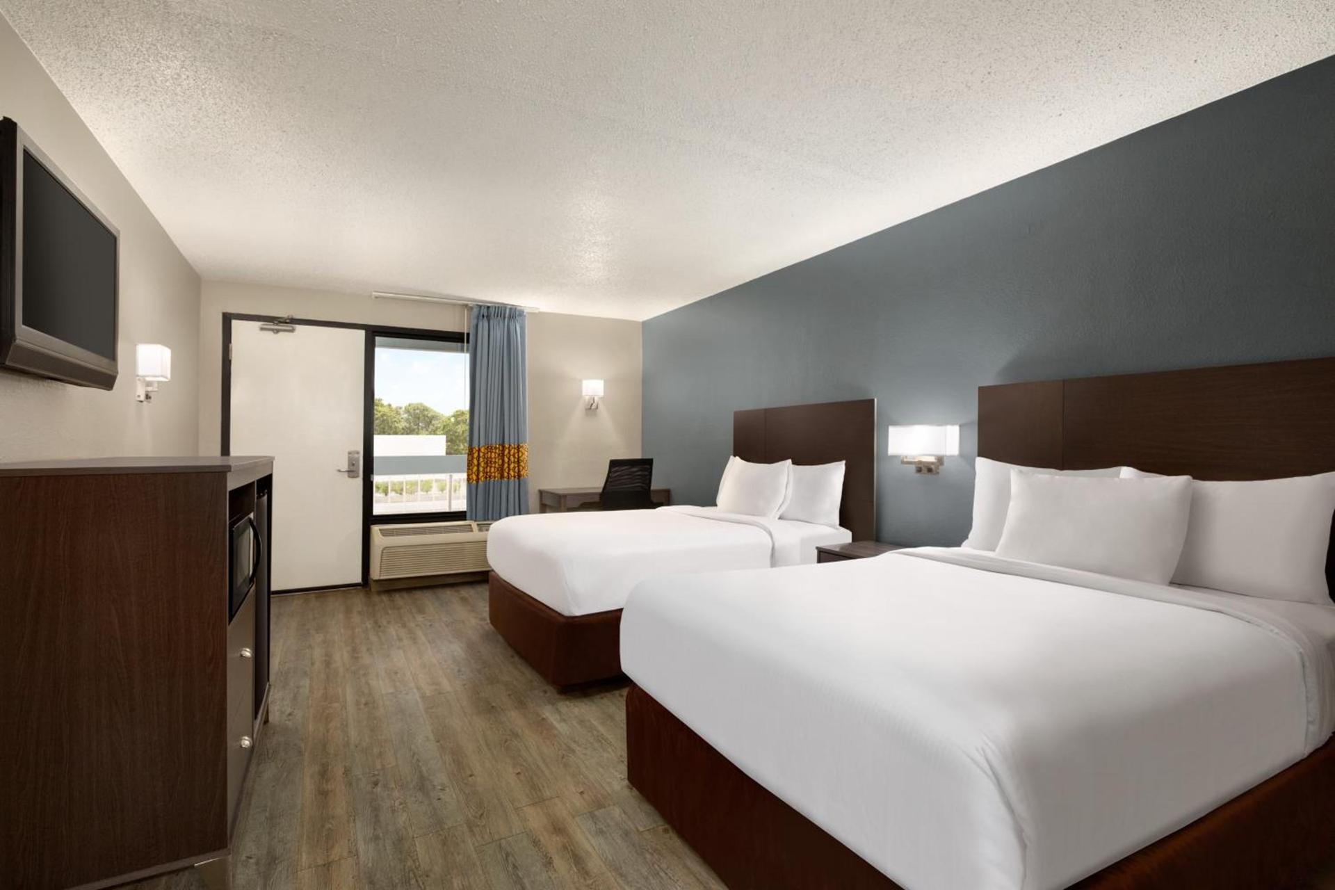 Baymont by Wyndham Wilmington photo 55
