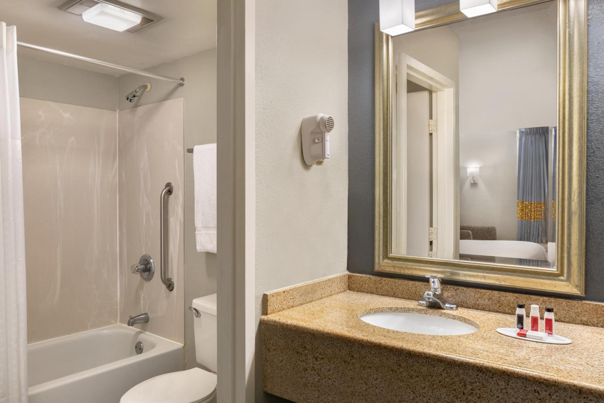 Baymont by Wyndham Wilmington photo 15