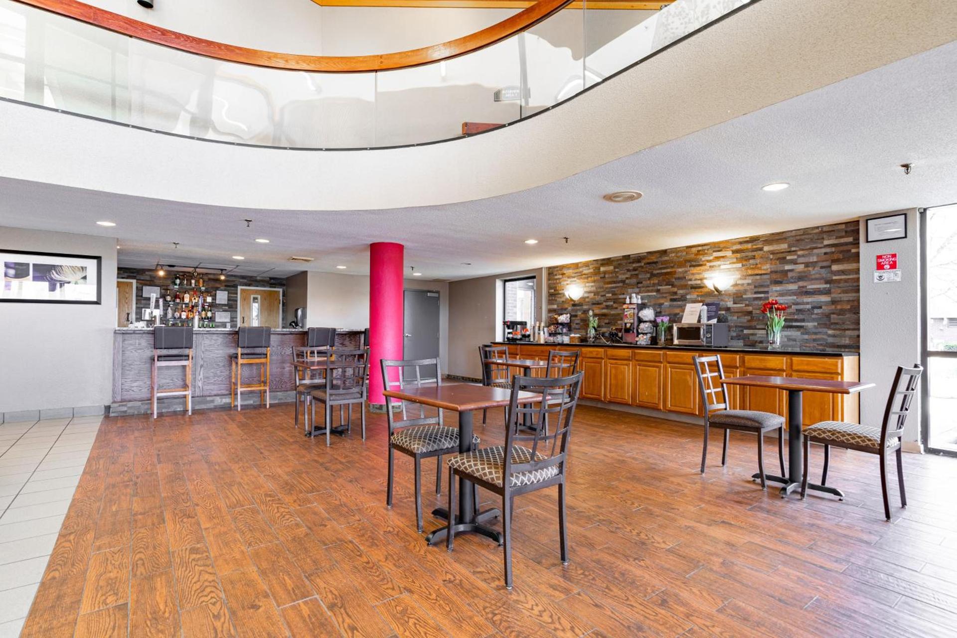Ramada by Wyndham Columbus North photo 42