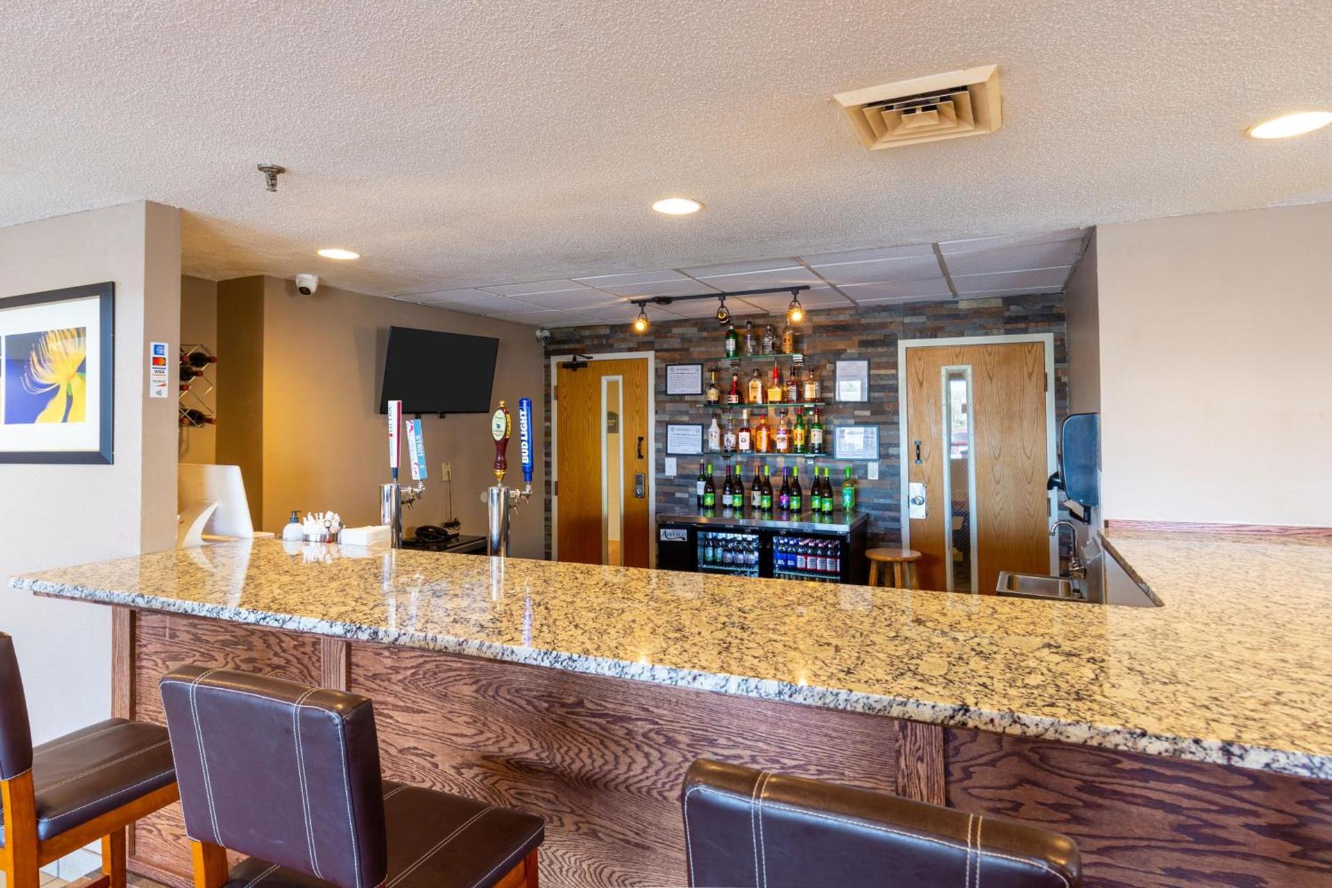 Ramada by Wyndham Columbus North photo 40