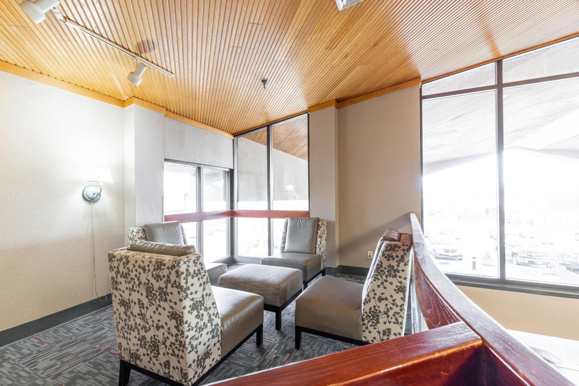 Ramada by Wyndham Columbus North photo 43
