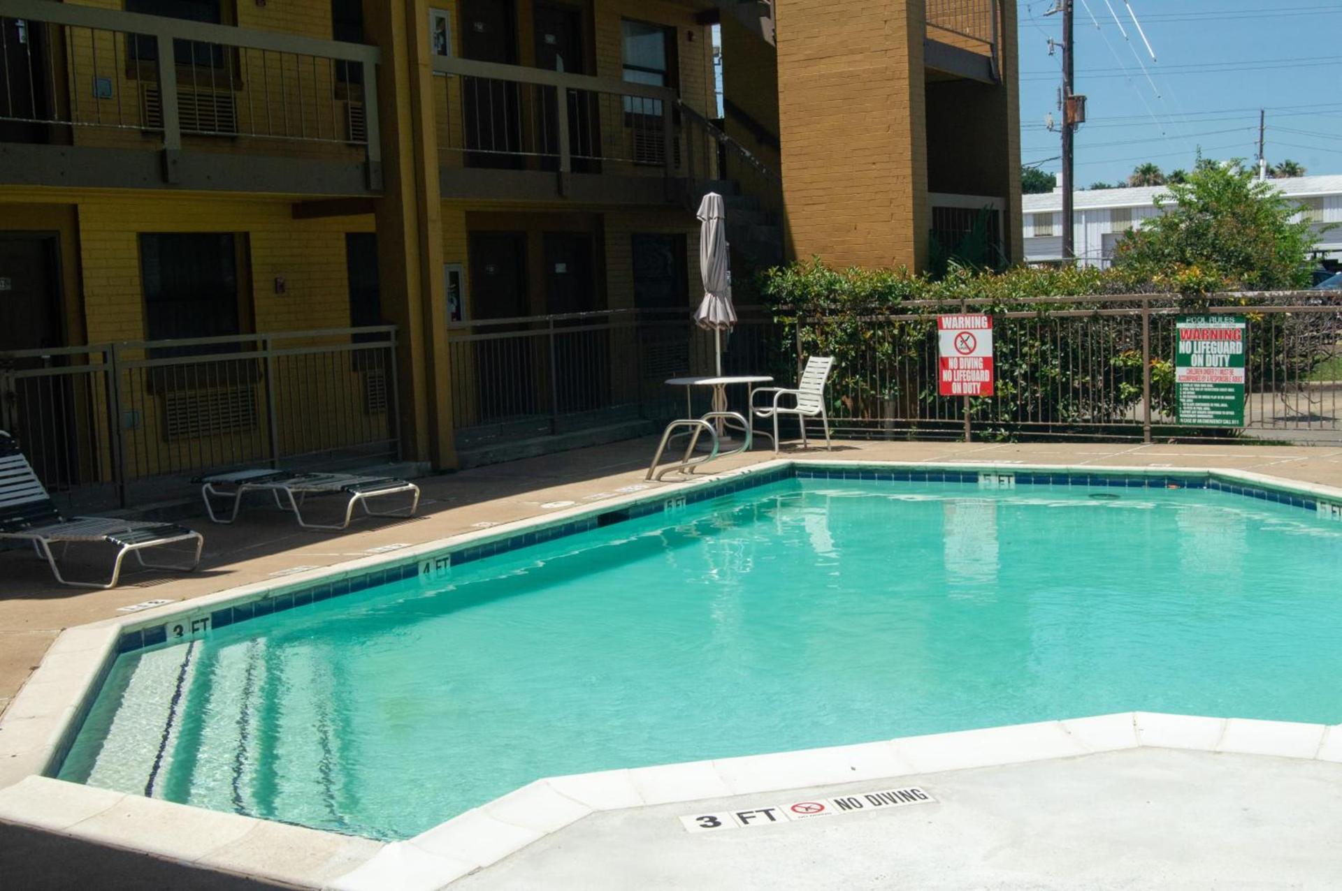 America's Inn Houston/Stafford /Sugarland photo 2