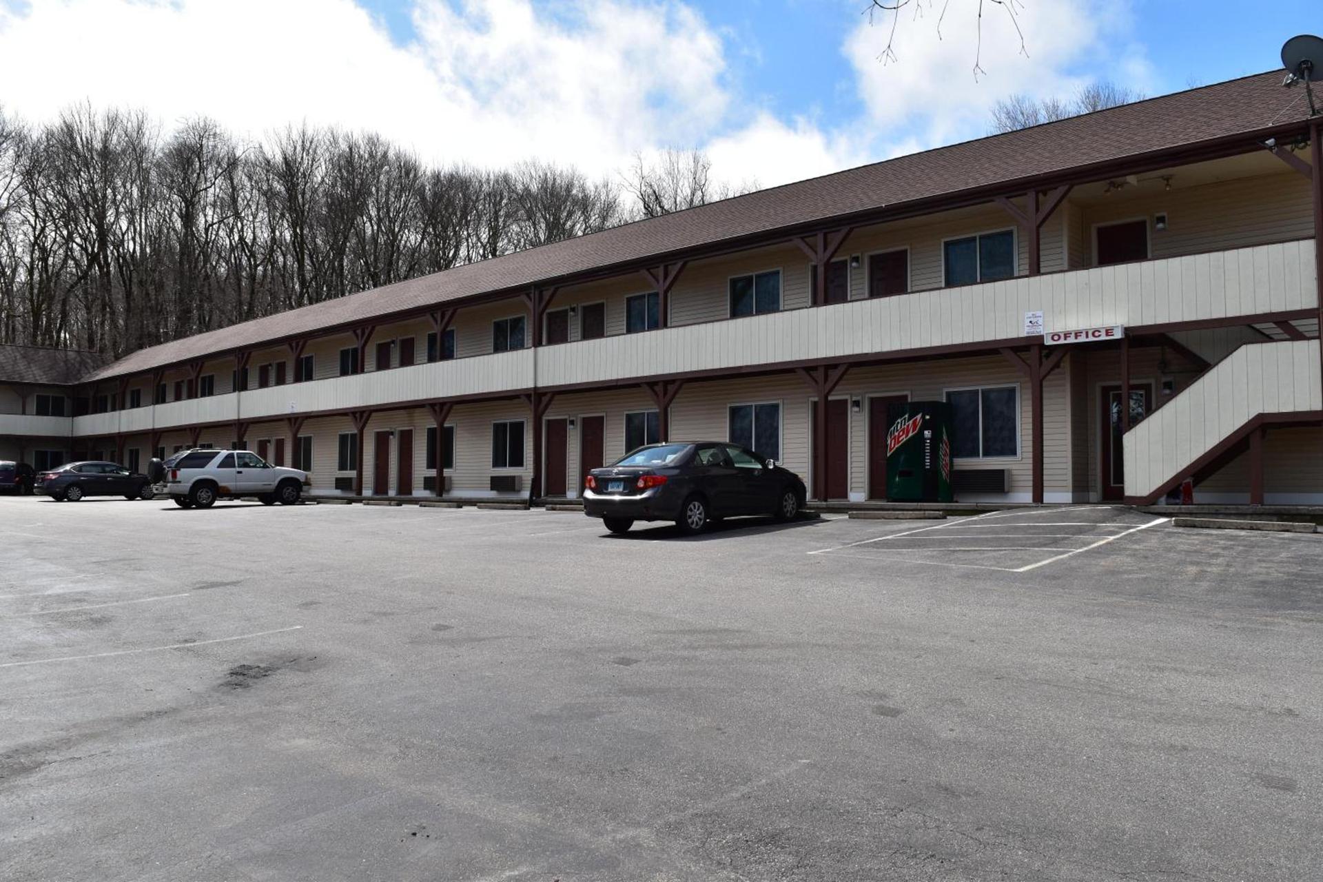 PLYMOUTH MOTOR LODGE photo 1