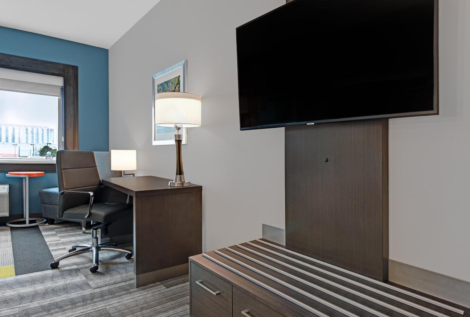 Holiday Inn Express & Suites Memorial – CityCentre by IHG photo 56