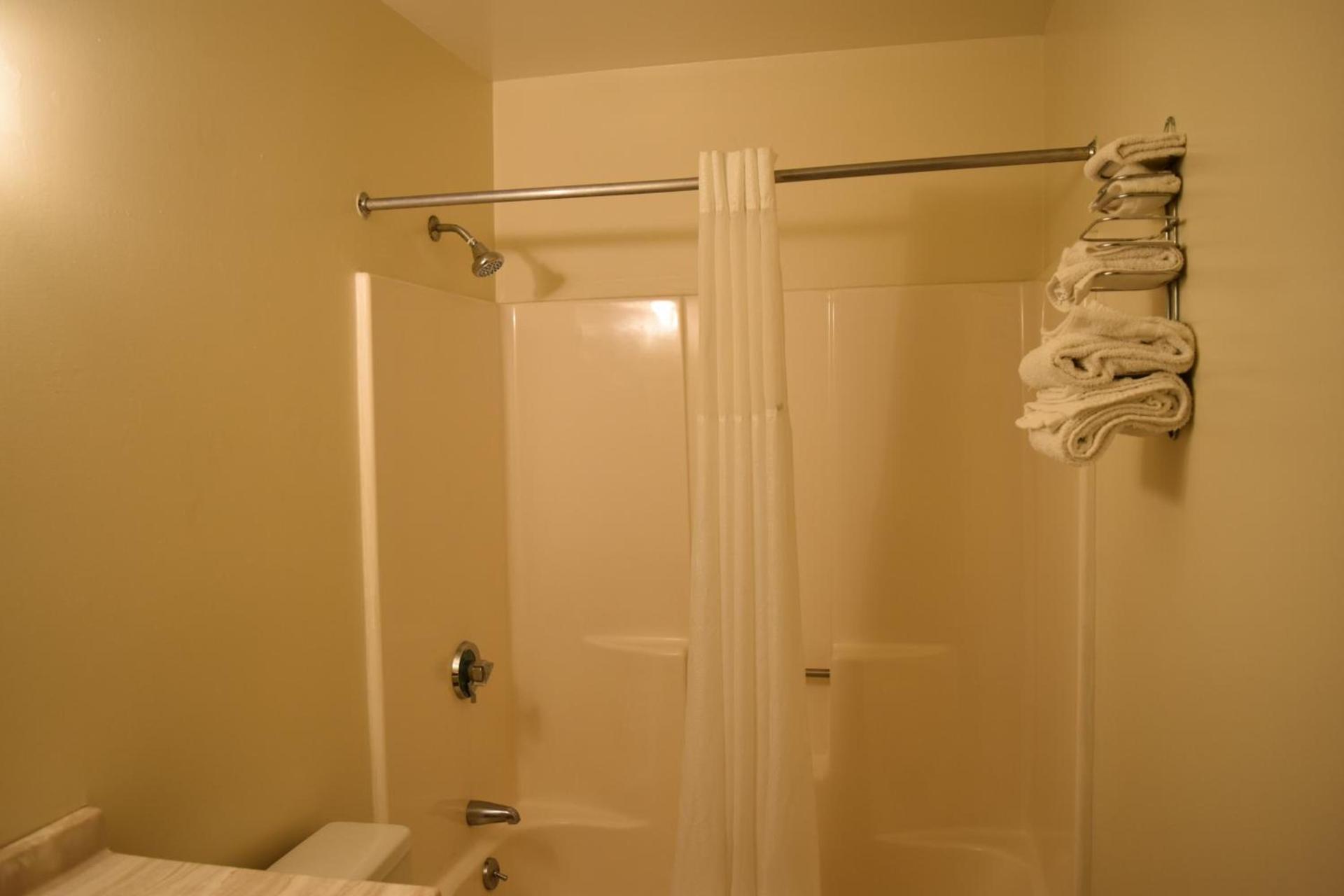PLYMOUTH MOTOR LODGE photo 9