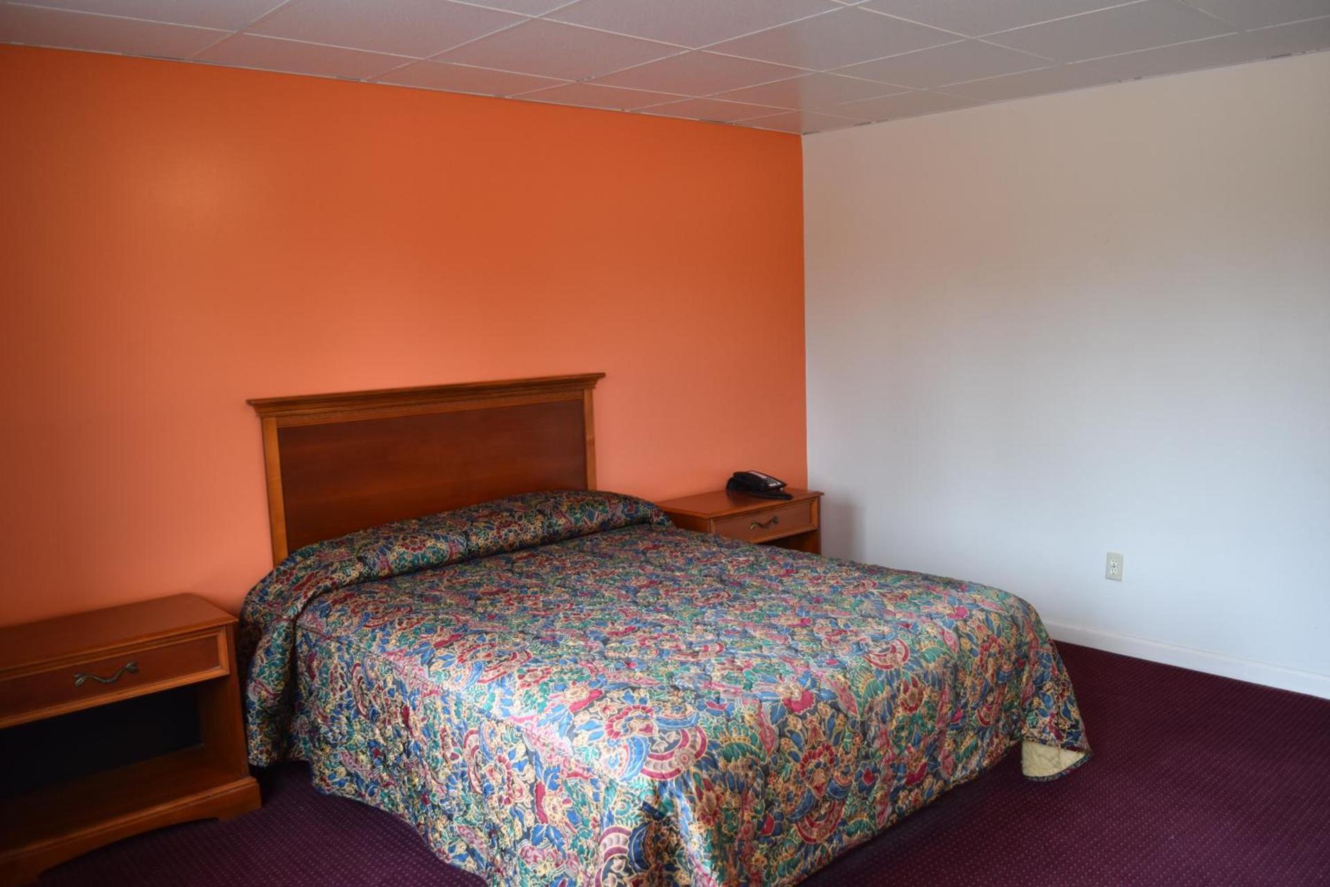 PLYMOUTH MOTOR LODGE photo 3