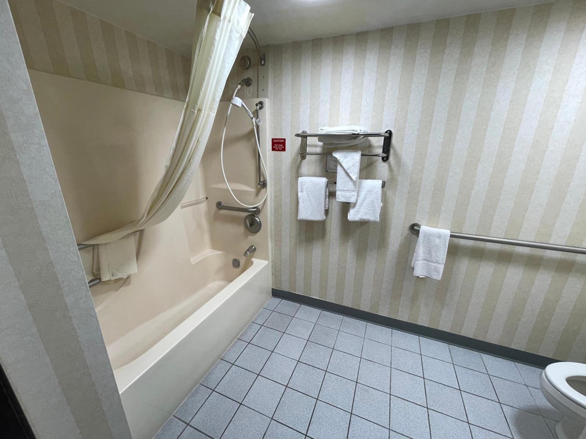 Quality Inn & Suites Gibsonia - Pittsburgh North photo 45