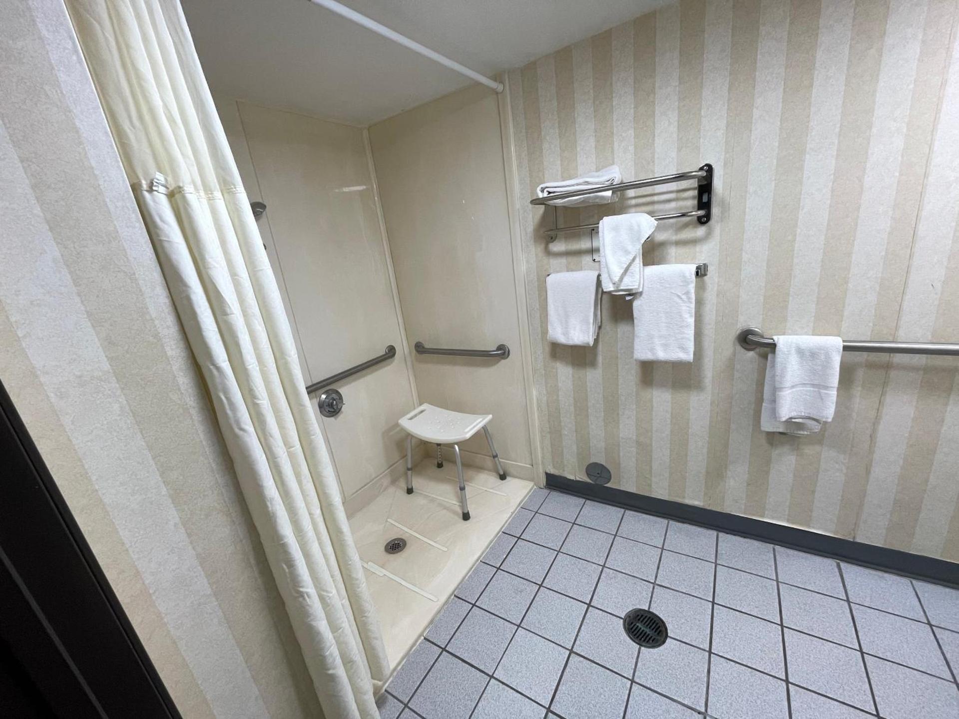 Quality Inn & Suites Gibsonia - Pittsburgh North photo 46
