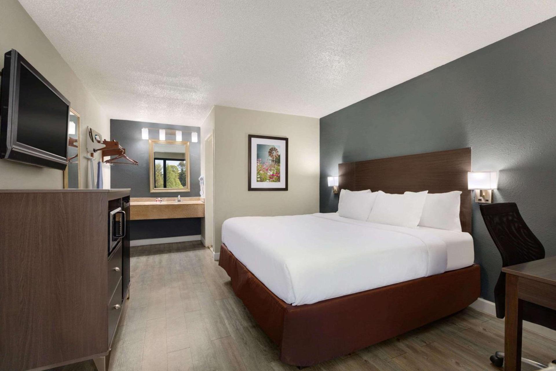 Baymont by Wyndham Wilmington photo 32