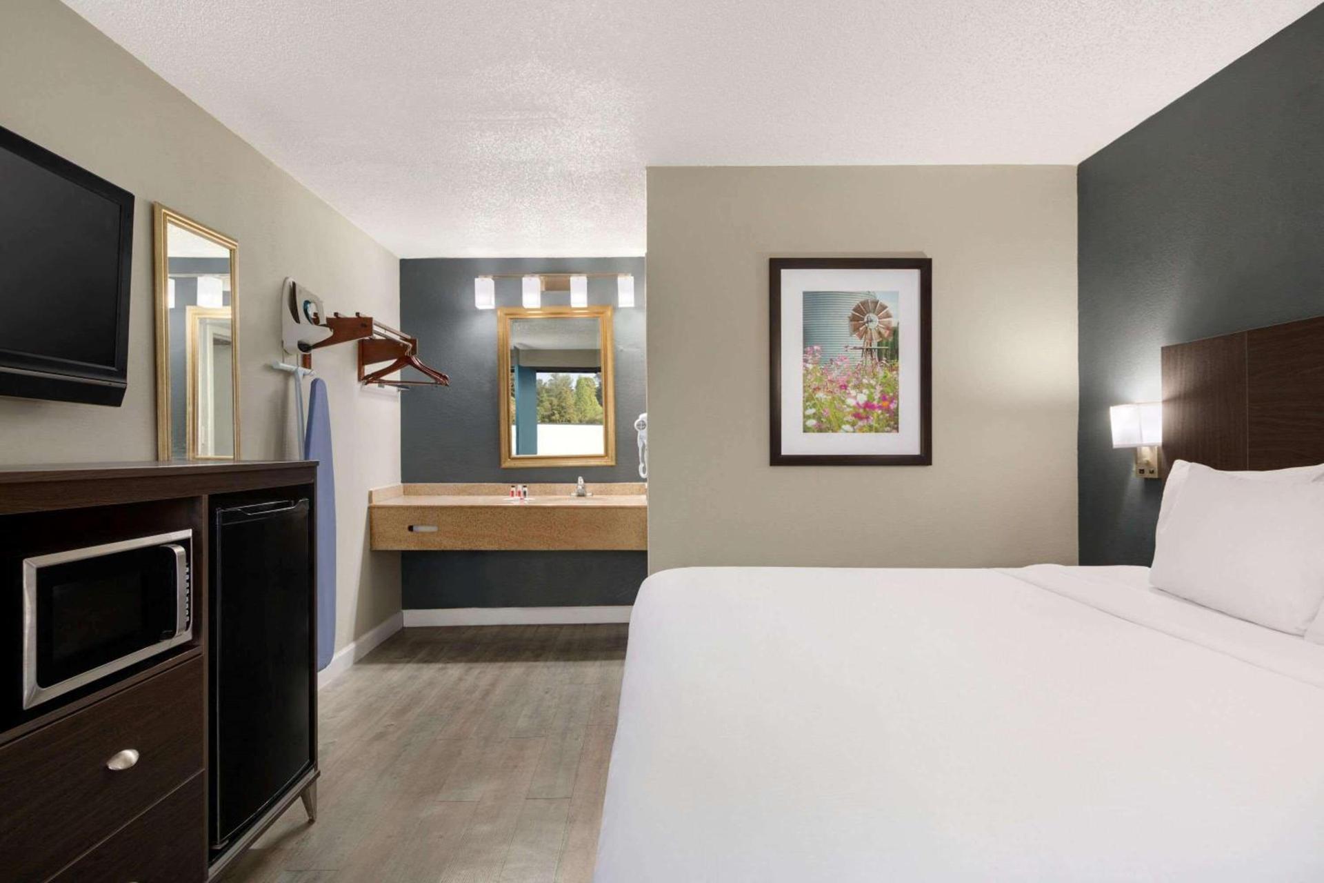 Baymont by Wyndham Wilmington photo 33