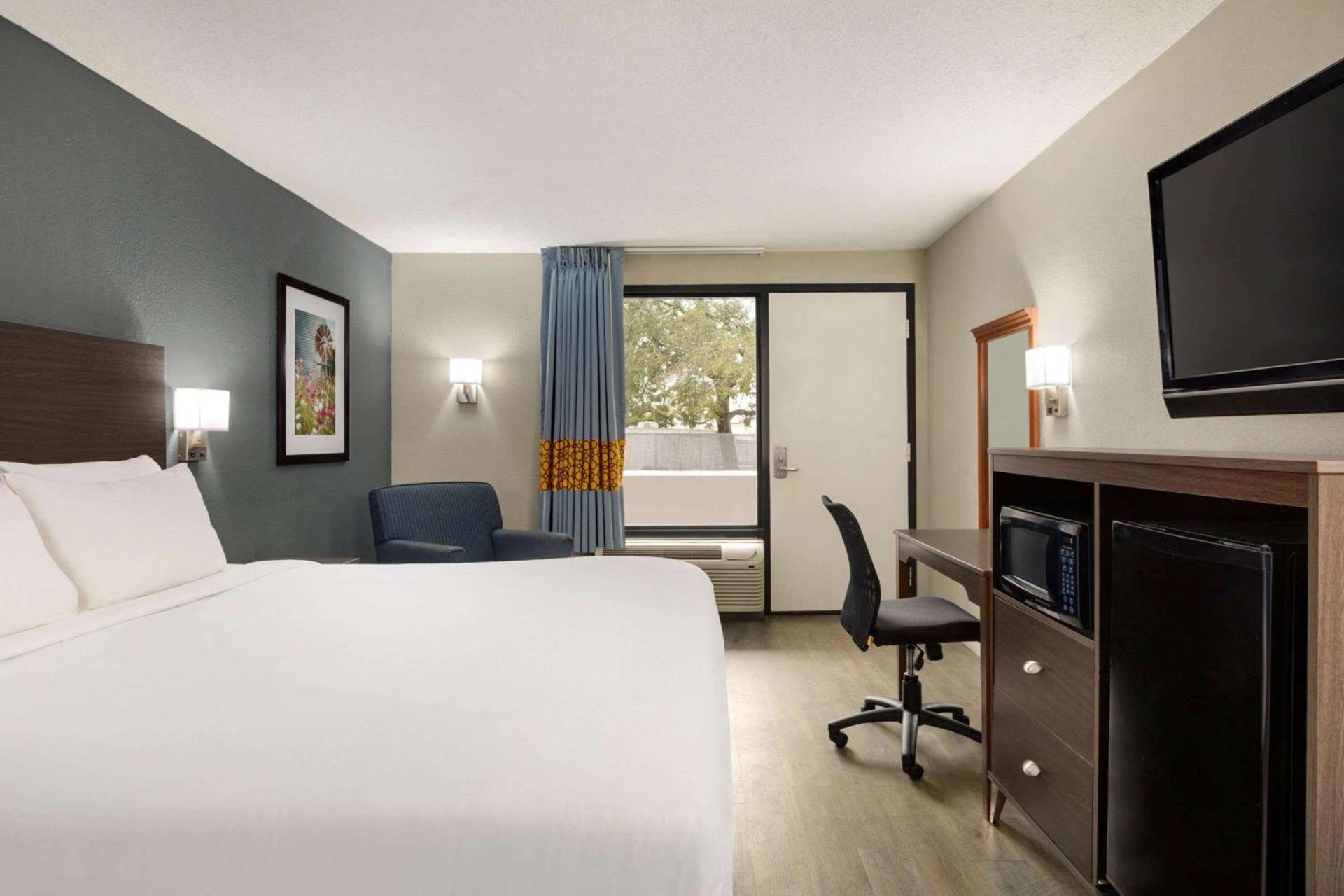 Baymont by Wyndham Wilmington photo 34