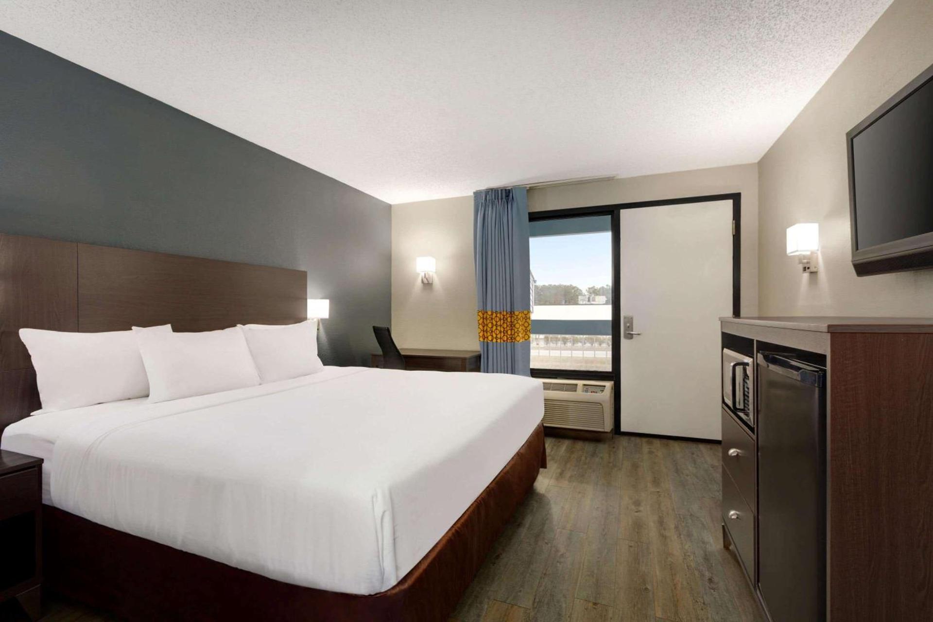 Baymont by Wyndham Wilmington photo 35