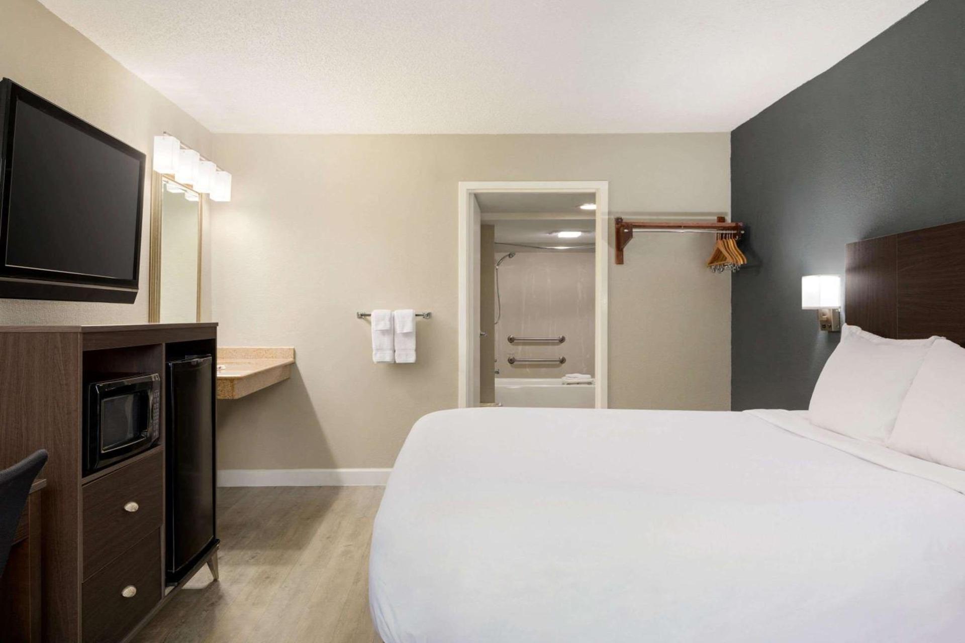 Baymont by Wyndham Wilmington photo 36