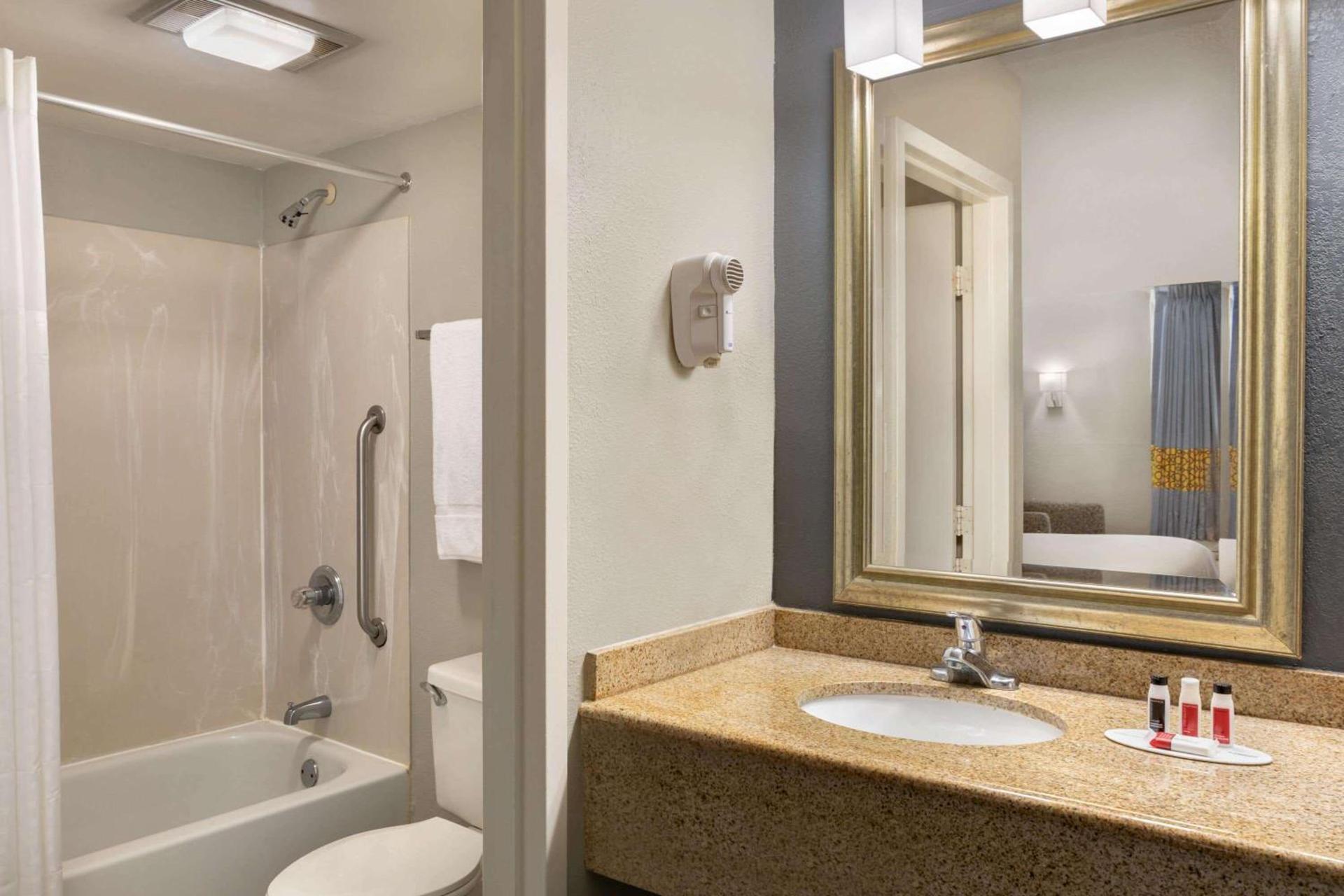 Baymont by Wyndham Wilmington photo 40