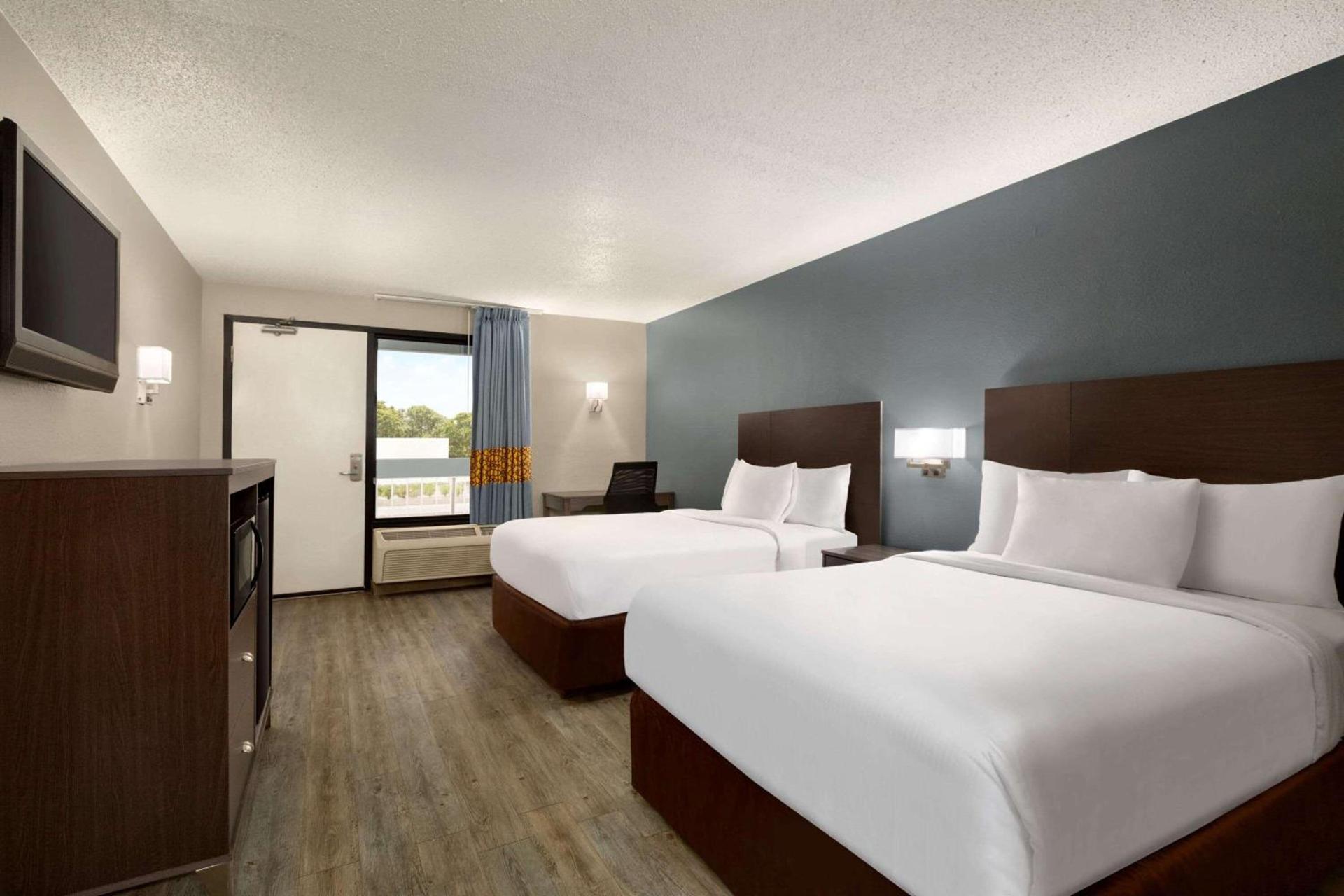 Baymont by Wyndham Wilmington photo 41