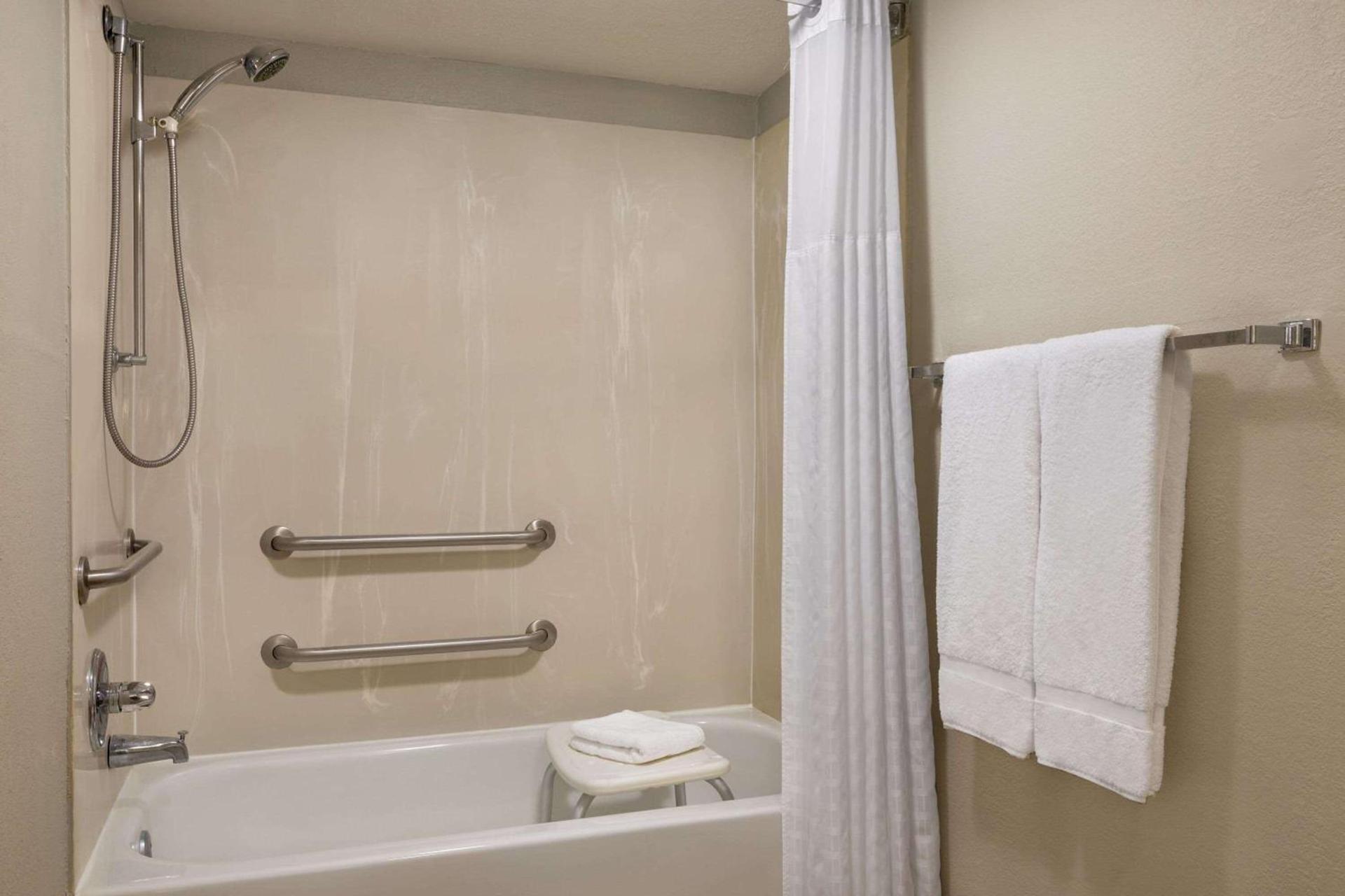 Baymont by Wyndham Wilmington photo 42