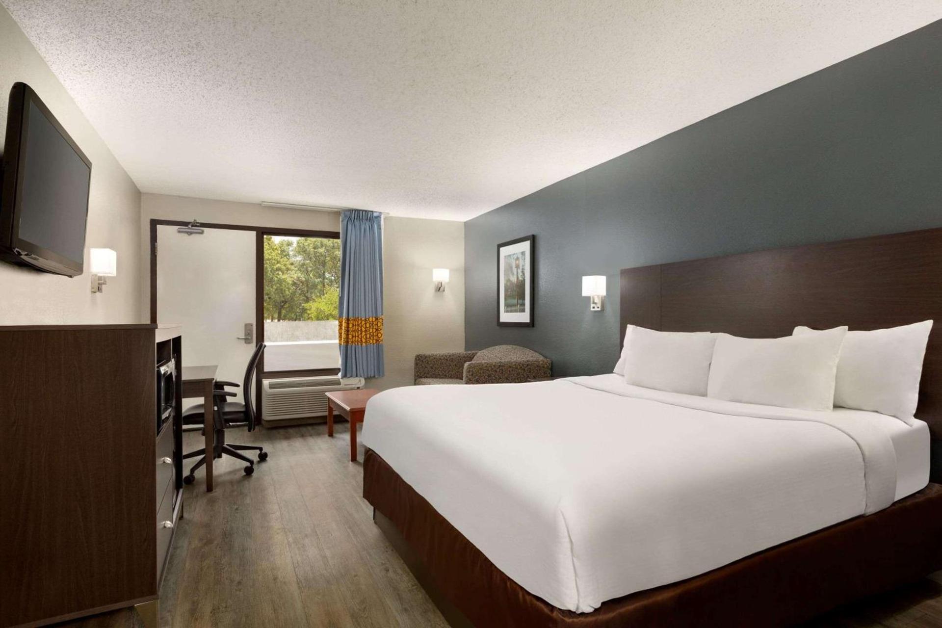 Baymont by Wyndham Wilmington photo 43