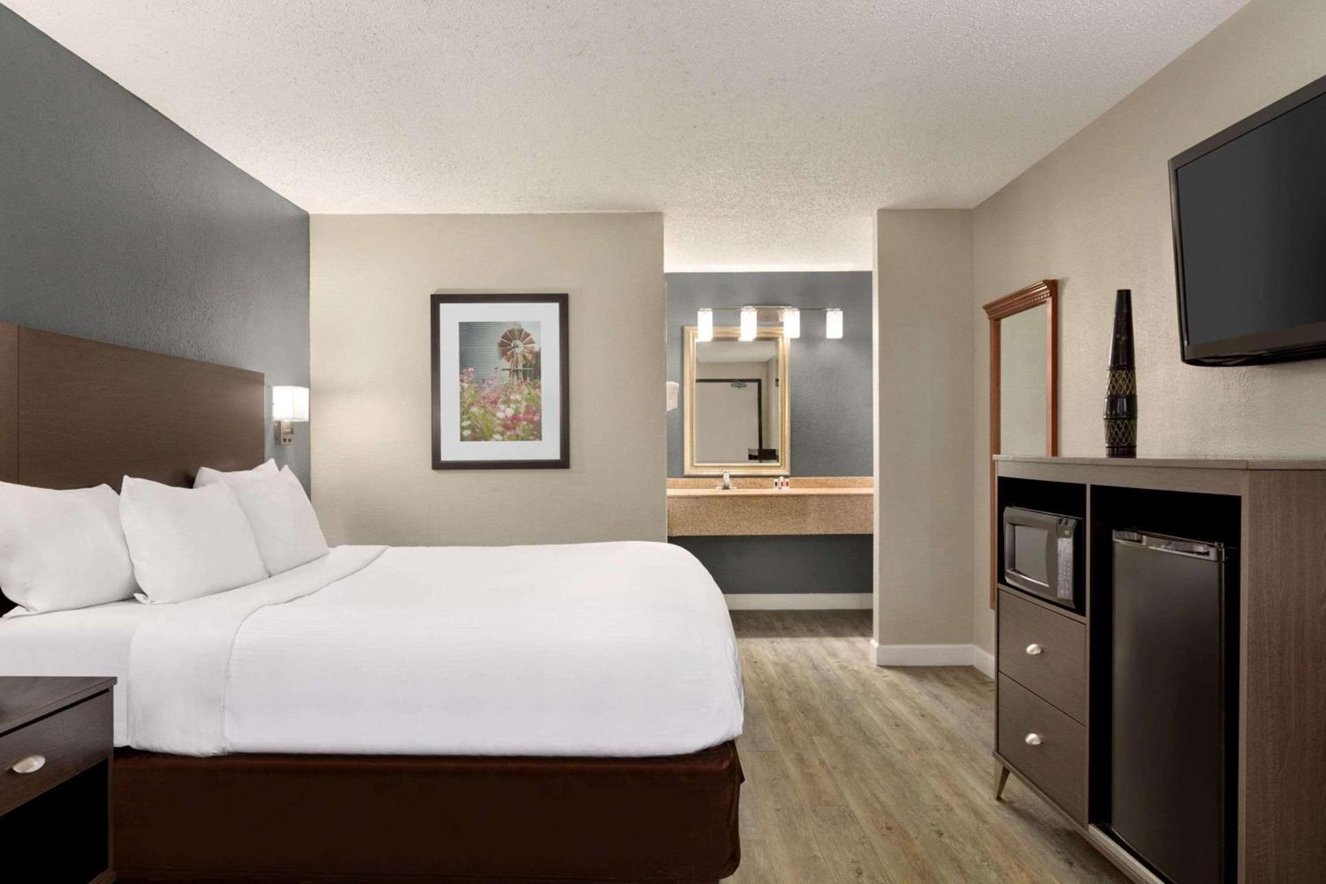 Baymont by Wyndham Wilmington photo 44