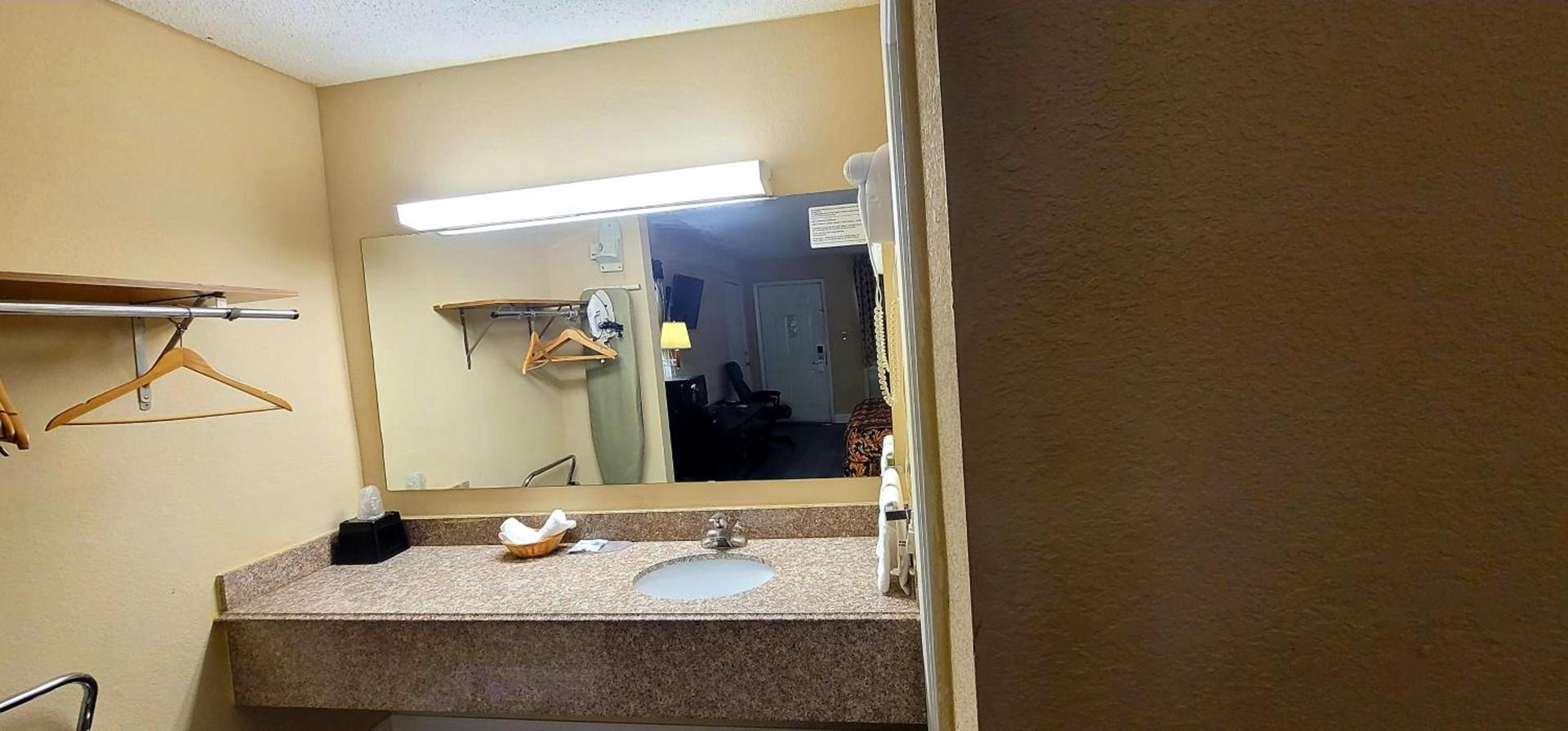 Regency Travel Inn photo 9