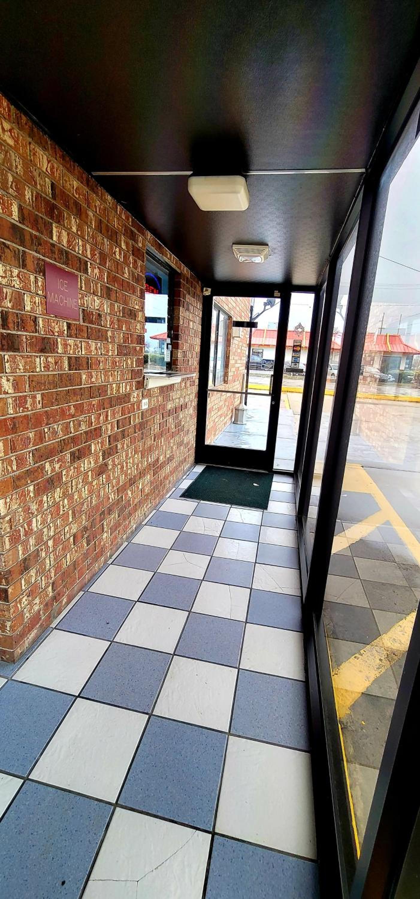 Regency Travel Inn photo 2