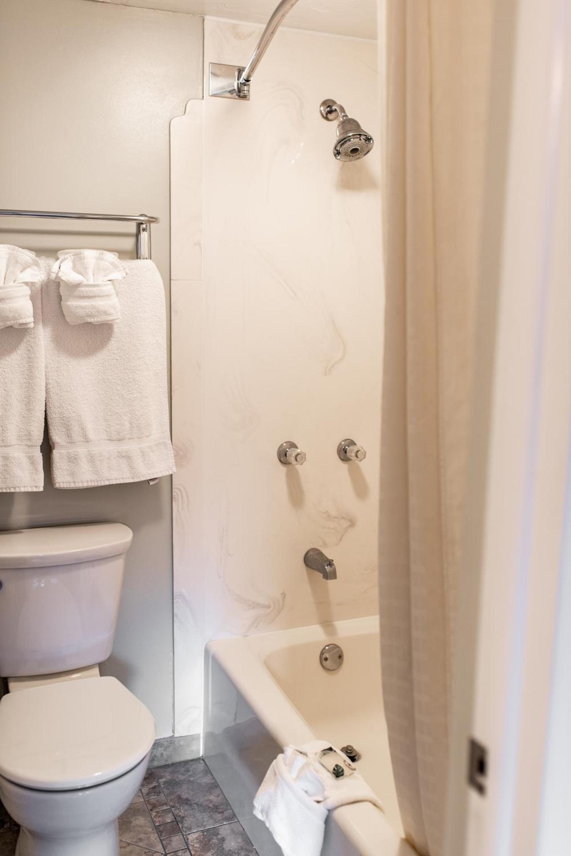 Gateway Inn and Suites photo 98