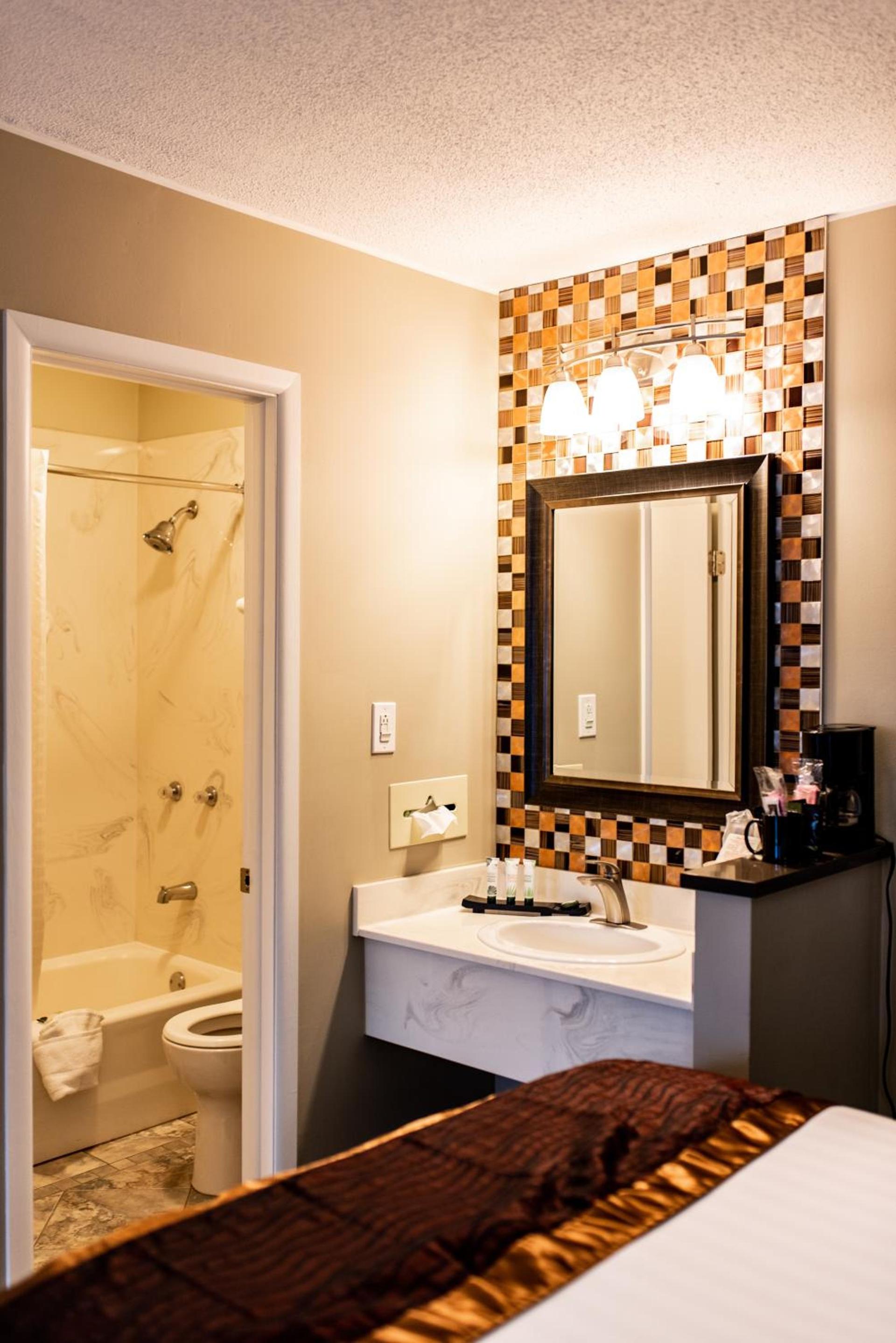 Gateway Inn and Suites photo 16