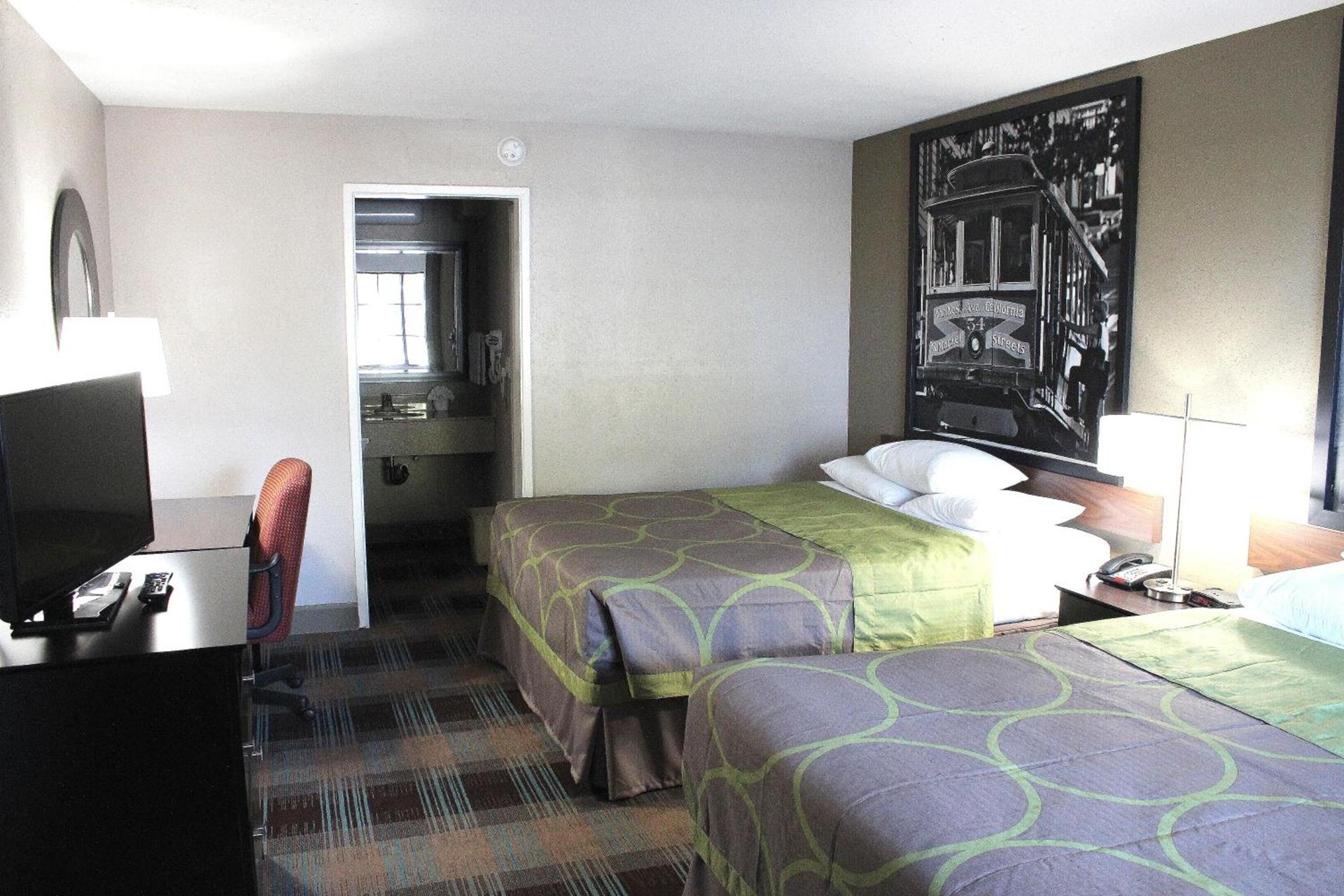 Super 8 by Wyndham Salinas photo 4